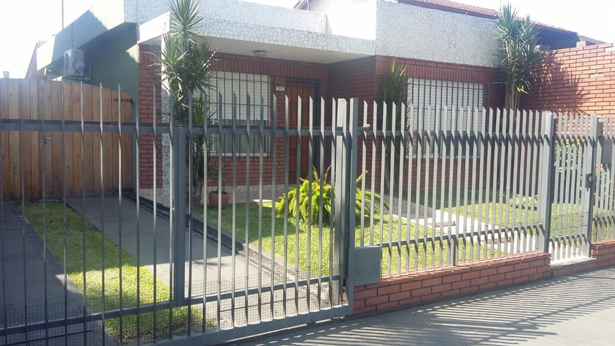 CHILAVERT. CAMPICHUELO Y 26 DE JULIO. CASA 3 AMBIENTES CON ENTRADA PARA VARIOS AUTOS Y GRAN FONDO LIBRE