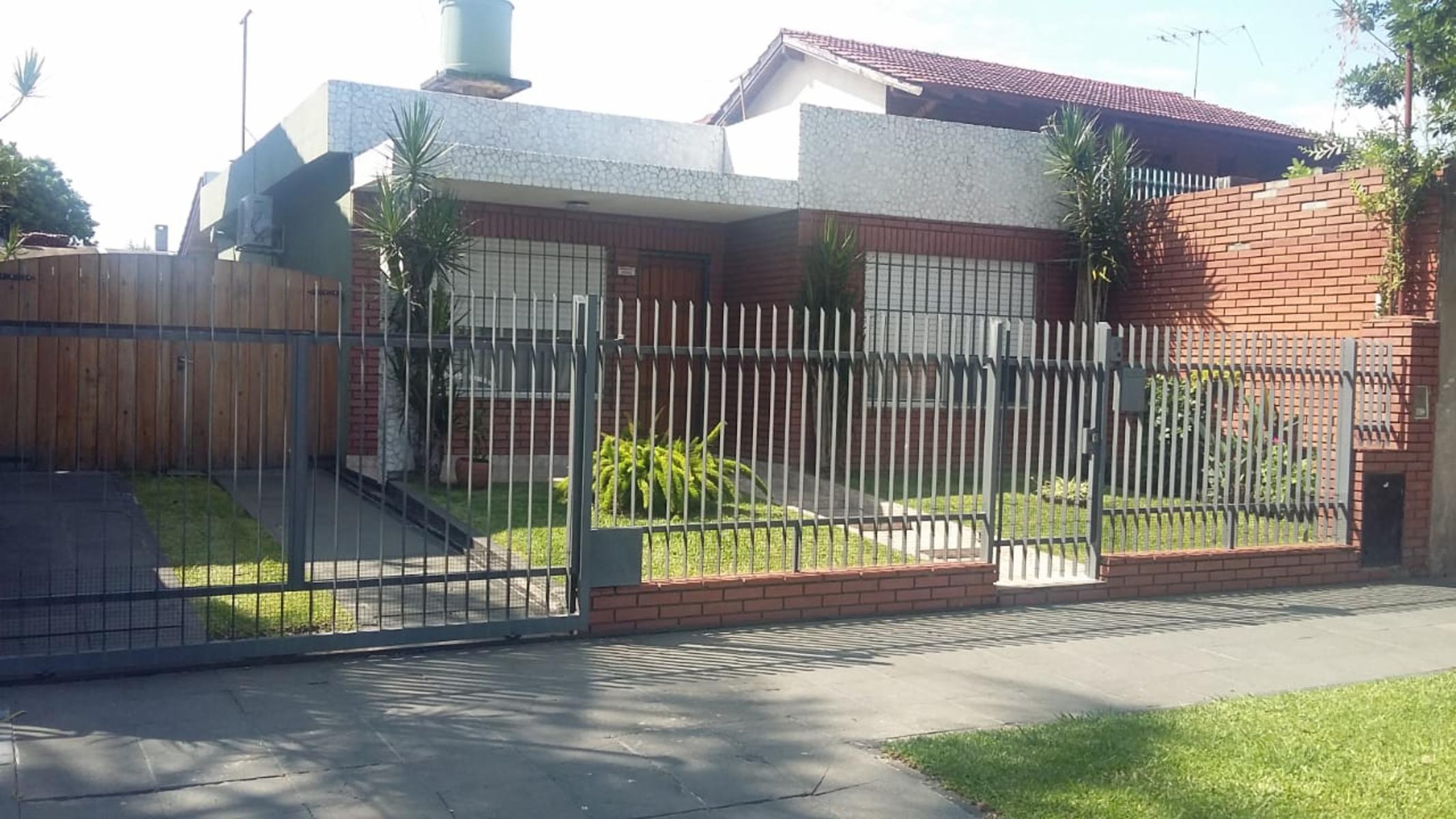 CHILAVERT. CAMPICHUELO Y 26 DE JULIO. CASA 3 AMBIENTES CON ENTRADA PARA VARIOS AUTOS Y GRAN FONDO LIBRE — foto 2
