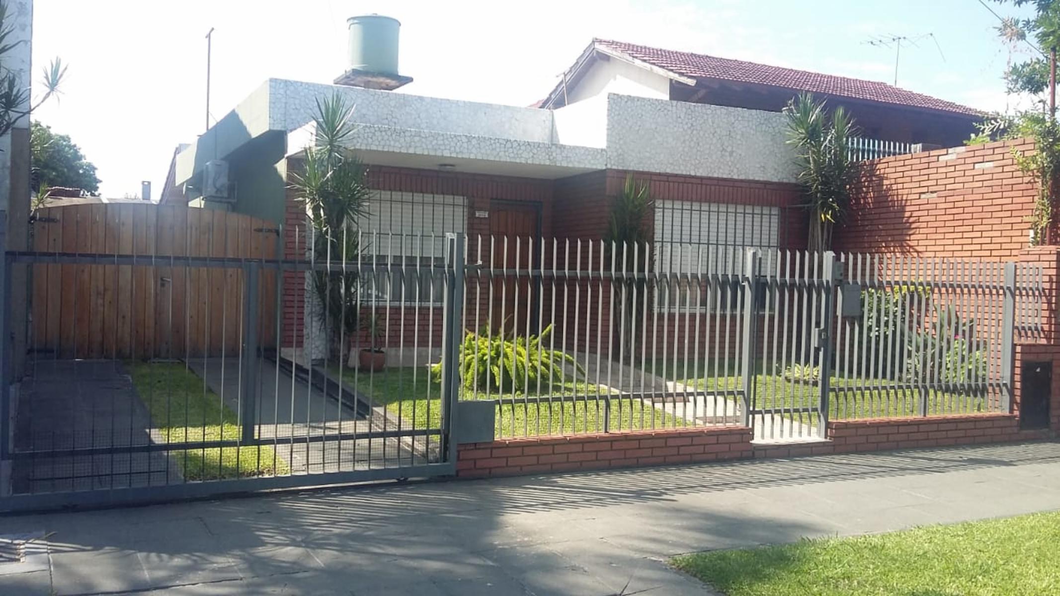 CHILAVERT. CAMPICHUELO Y 26 DE JULIO. CASA 3 AMBIENTES CON ENTRADA PARA VARIOS AUTOS Y GRAN FONDO LIBRE — foto 3