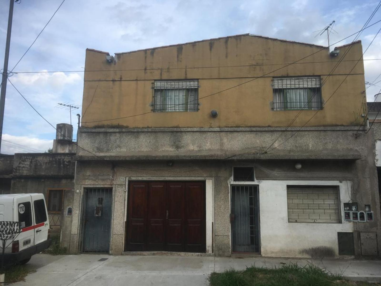 Jose Leon Suarez. San Martin y Saenz Peña . Ph planta alta de 4 ambientes, 3 dormitorios, living, cocina-comedor, baño, con cochera lavadero, patio