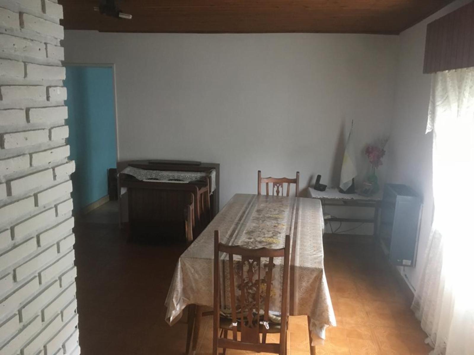 Jose Leon Suarez. San Martin y Saenz Peña . Ph planta alta de 4 ambientes, 3 dormitorios, living, cocina-comedor, baño, con cochera lavadero, patio — foto 2