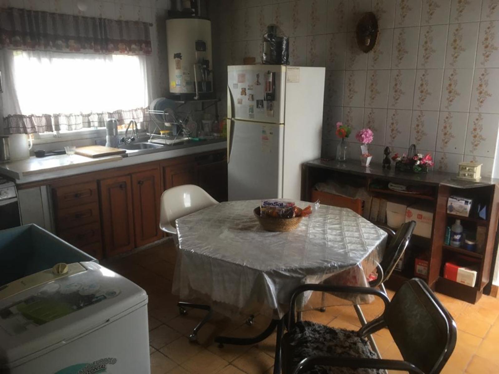 Jose Leon Suarez. San Martin y Saenz Peña . Ph planta alta de 4 ambientes, 3 dormitorios, living, cocina-comedor, baño, con cochera lavadero, patio — foto 3