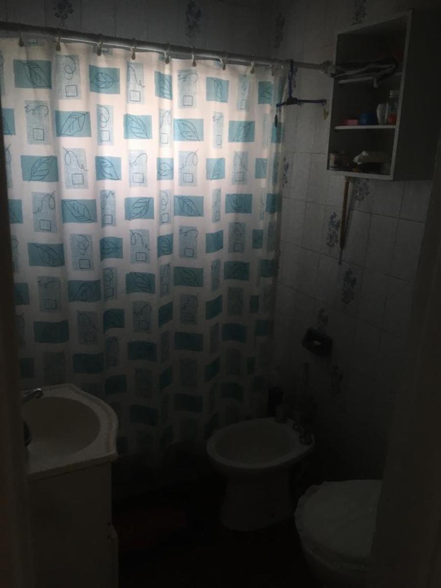 Jose Leon Suarez. San Martin y Saenz Peña . Ph planta alta de 4 ambientes, 3 dormitorios, living, cocina-comedor, baño, con cochera lavadero, patio — foto 4
