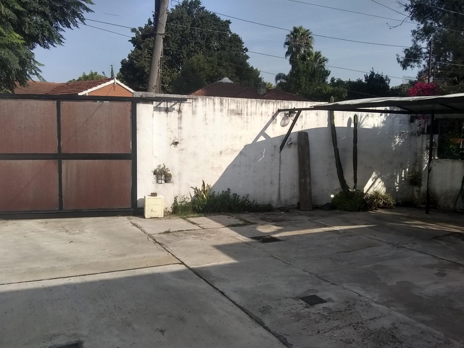 Excelente propiedad en lote propio 3 amb con fondo libre y entrada de auto pasante, muy buen estado general.Barrio parque Sur Horeis — foto 2