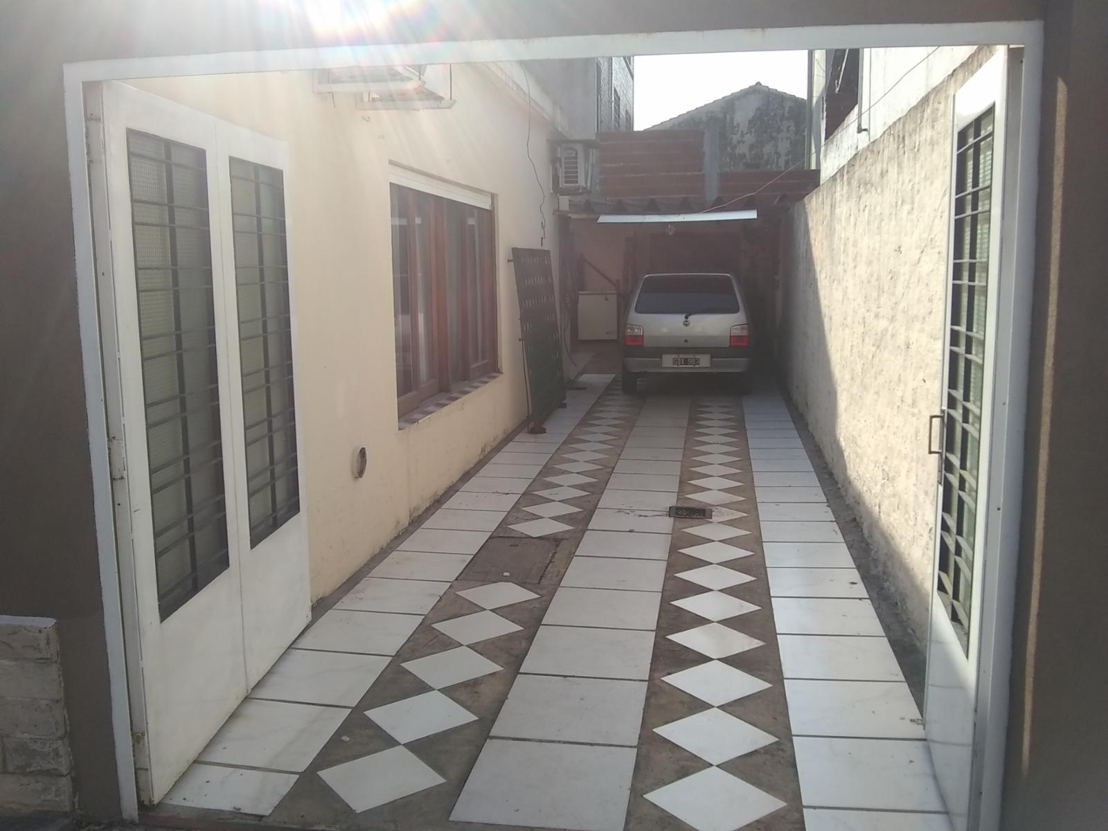 Excelente propiedad en lote propio 3 amb con fondo libre y entrada de auto pasante, muy buen estado general.Barrio parque Sur Horeis — foto 3
