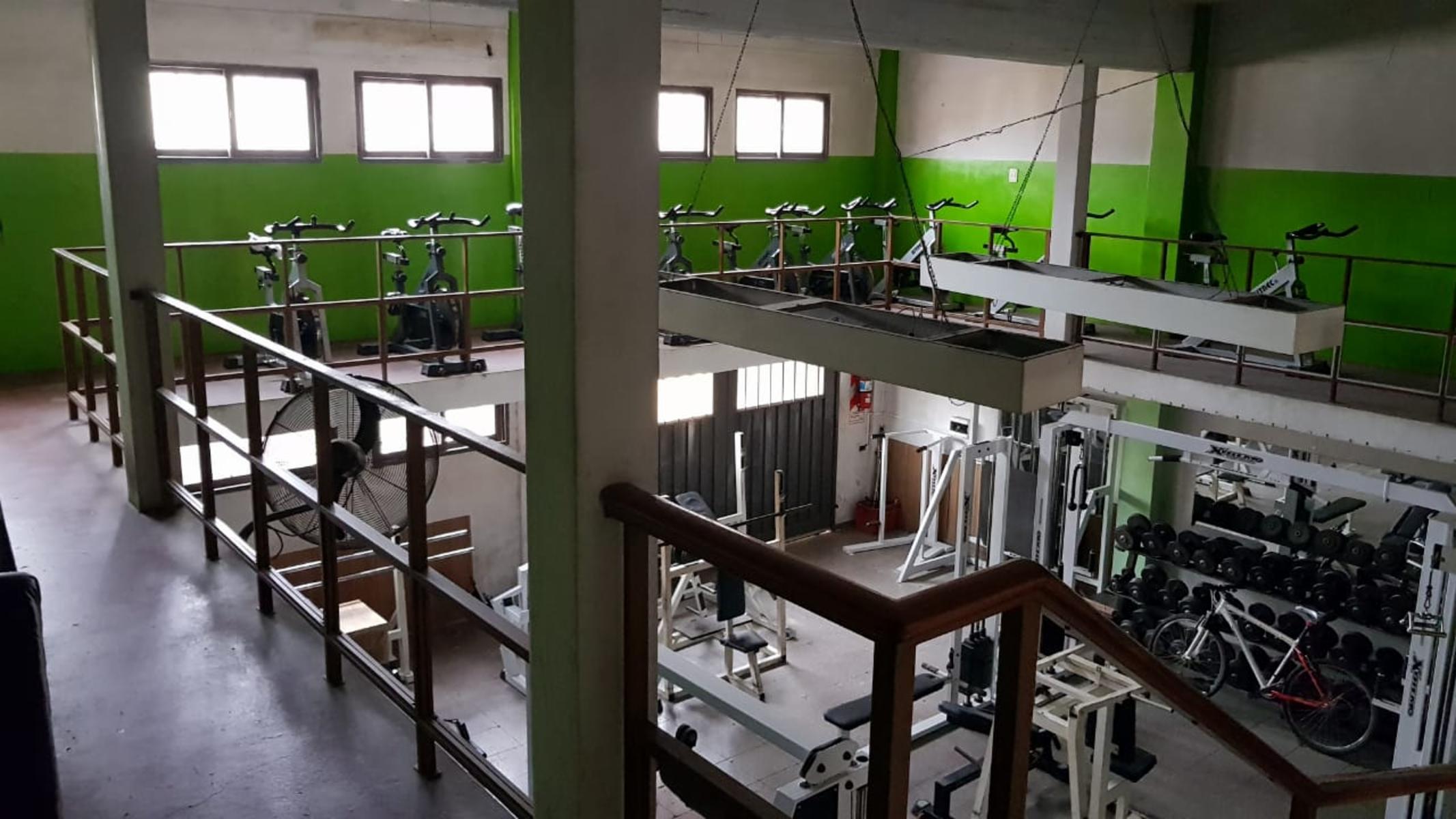 Excelente local comercial en 2 plantas sobre colectora av marquez, ideal todo rubro — foto 2