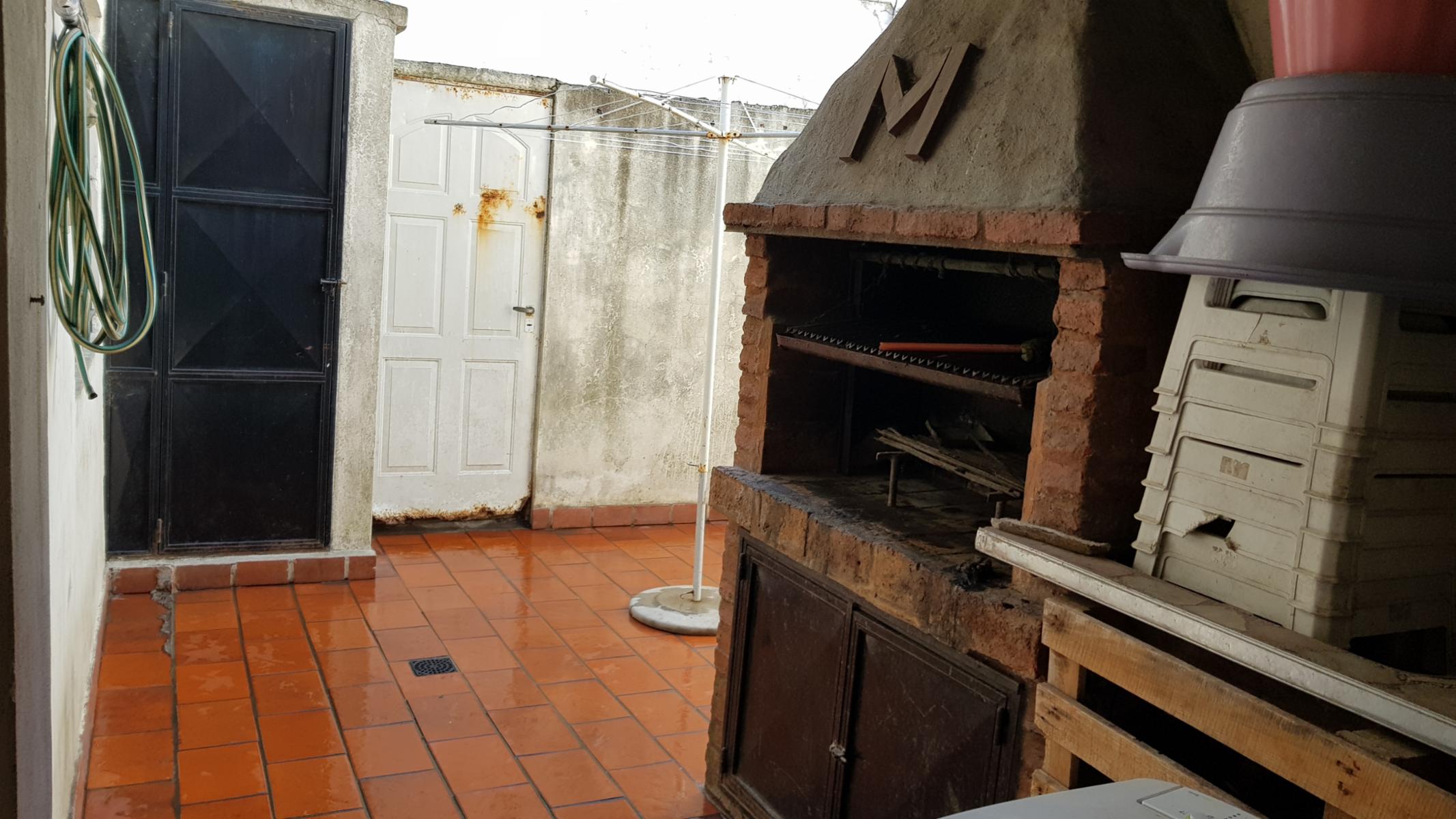 PH frente Chilavert de 3 ambientes con entrada de auto y patio al fondo con parrilla — foto 4
