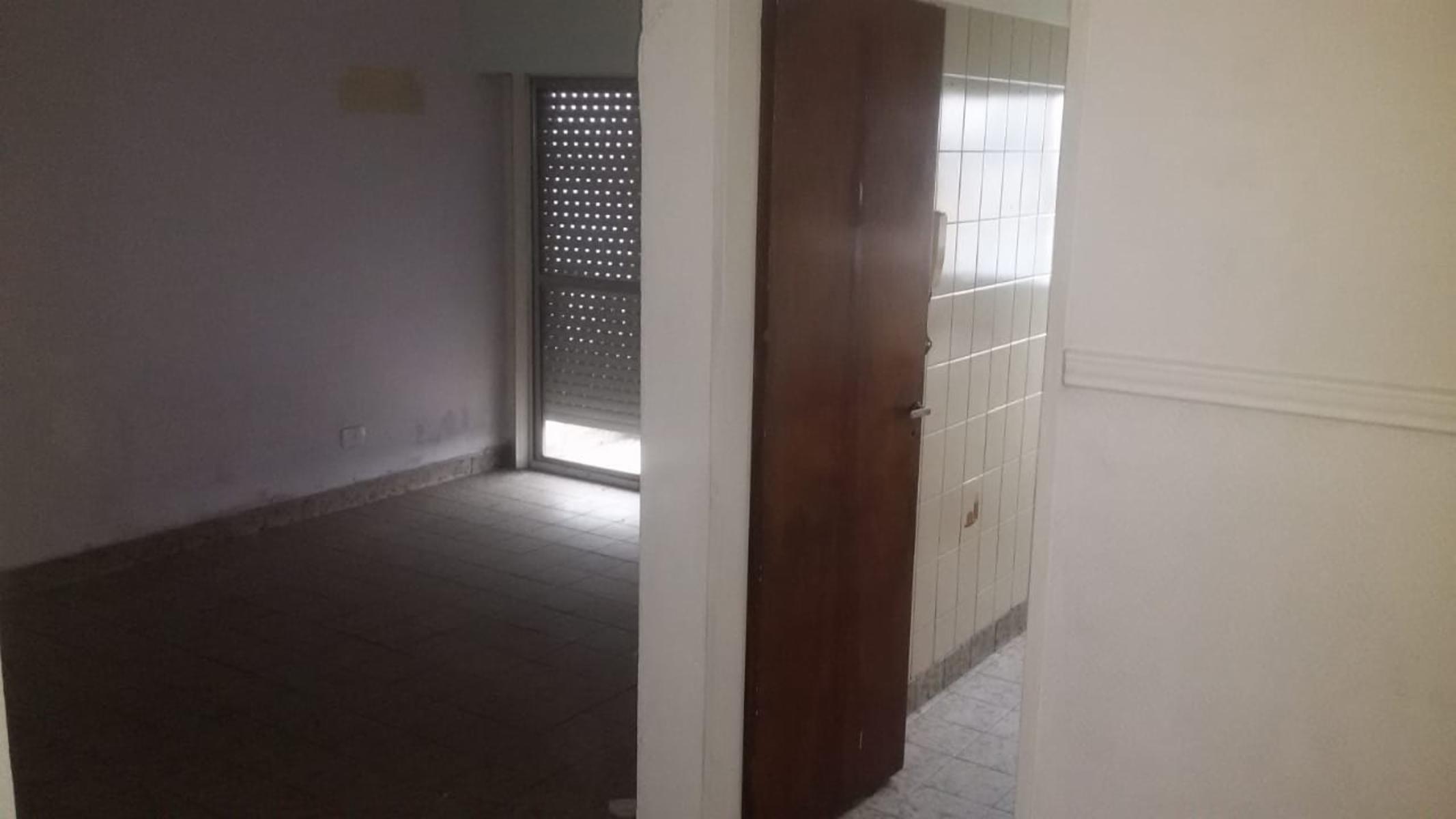 EXCELENTE DEPARTAMENTO 3 AMB. EN SEGUNDO PISO AL FRENTE CON BALCÓN — foto 2