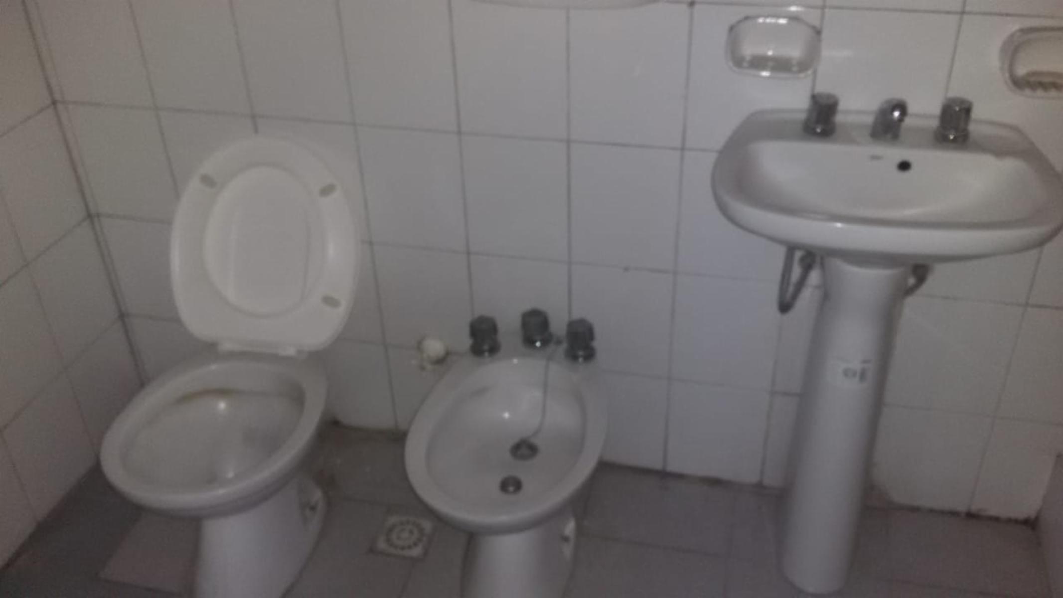 EXCELENTE DEPARTAMENTO 3 AMB. EN SEGUNDO PISO AL FRENTE CON BALCÓN — foto 6