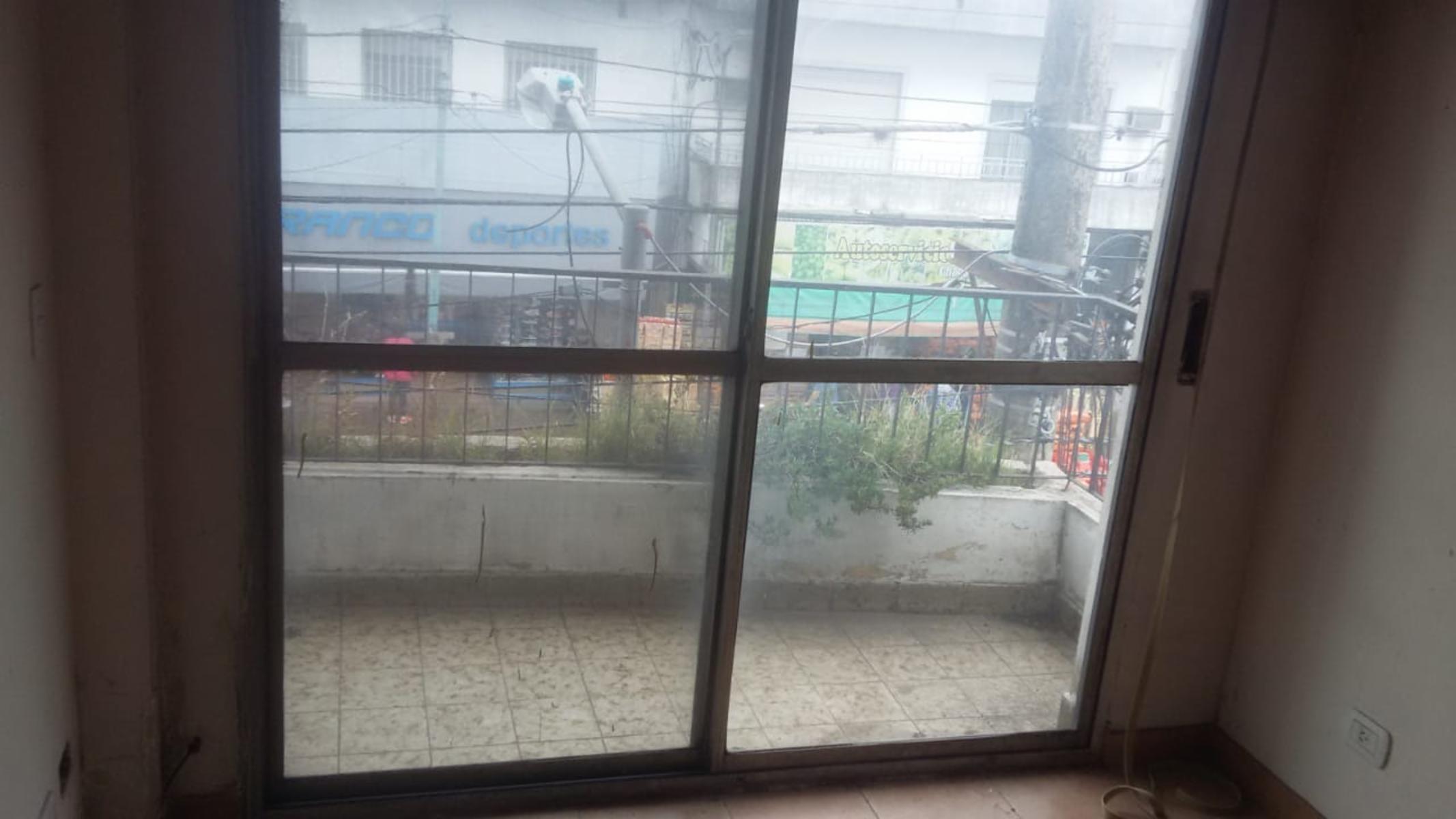 EXCELENTE DEPARTAMENTO 3 AMB. EN SEGUNDO PISO AL FRENTE CON BALCÓN — foto 8
