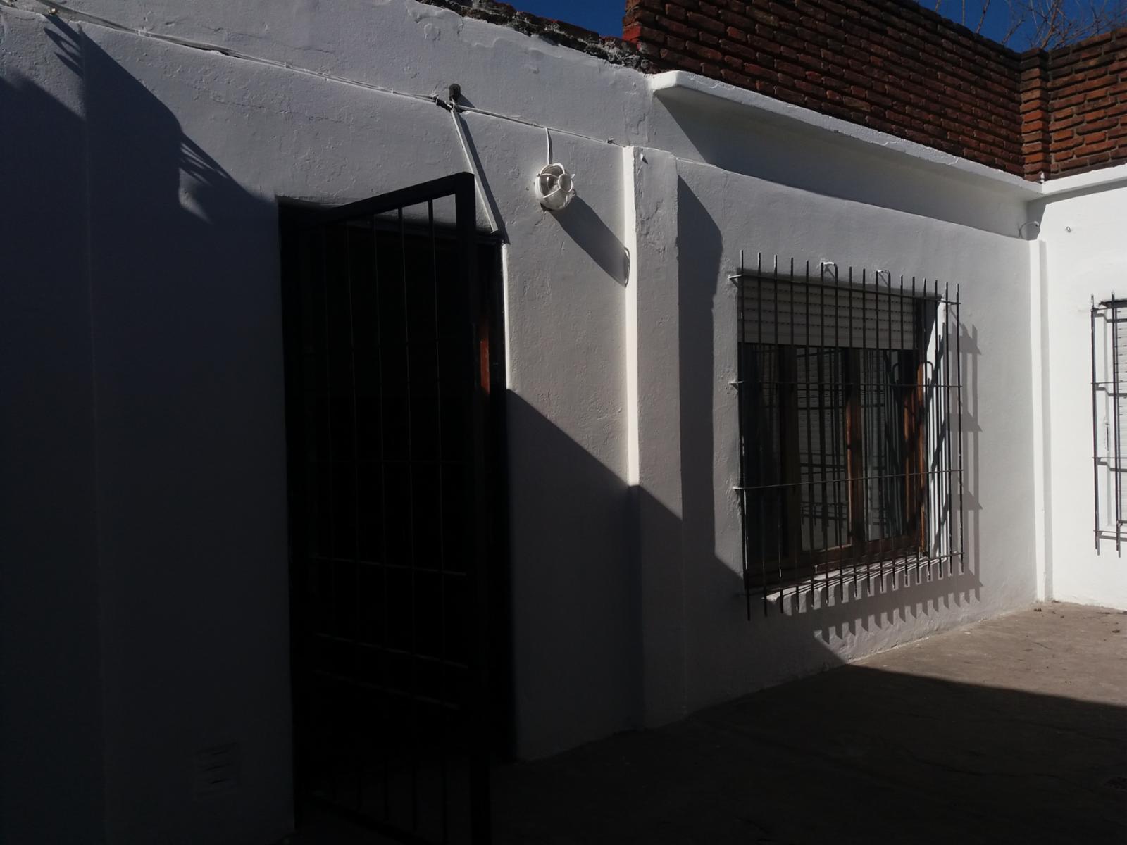 EXCELENTE PH Fdo. 3 AMB. COCINA/COMEDOR DE 5,70 X 3,80 MTS 2 DORMITORIOS DE 3,5 X 3,5 MTS CON AMPLIA VENTANA, BAÑO CON DUCHA Y PATIO DELANTERO/TRASERO. APTO CREDITO