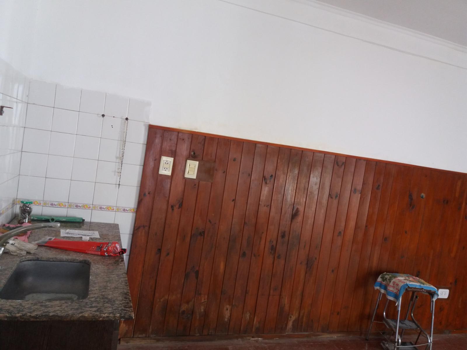 EXCELENTE PH Fdo. 3 AMB. COCINA/COMEDOR DE 5,70 X 3,80 MTS 2 DORMITORIOS DE 3,5 X 3,5 MTS CON AMPLIA VENTANA, BAÑO CON DUCHA Y PATIO DELANTERO/TRASERO. APTO CREDITO — foto 2