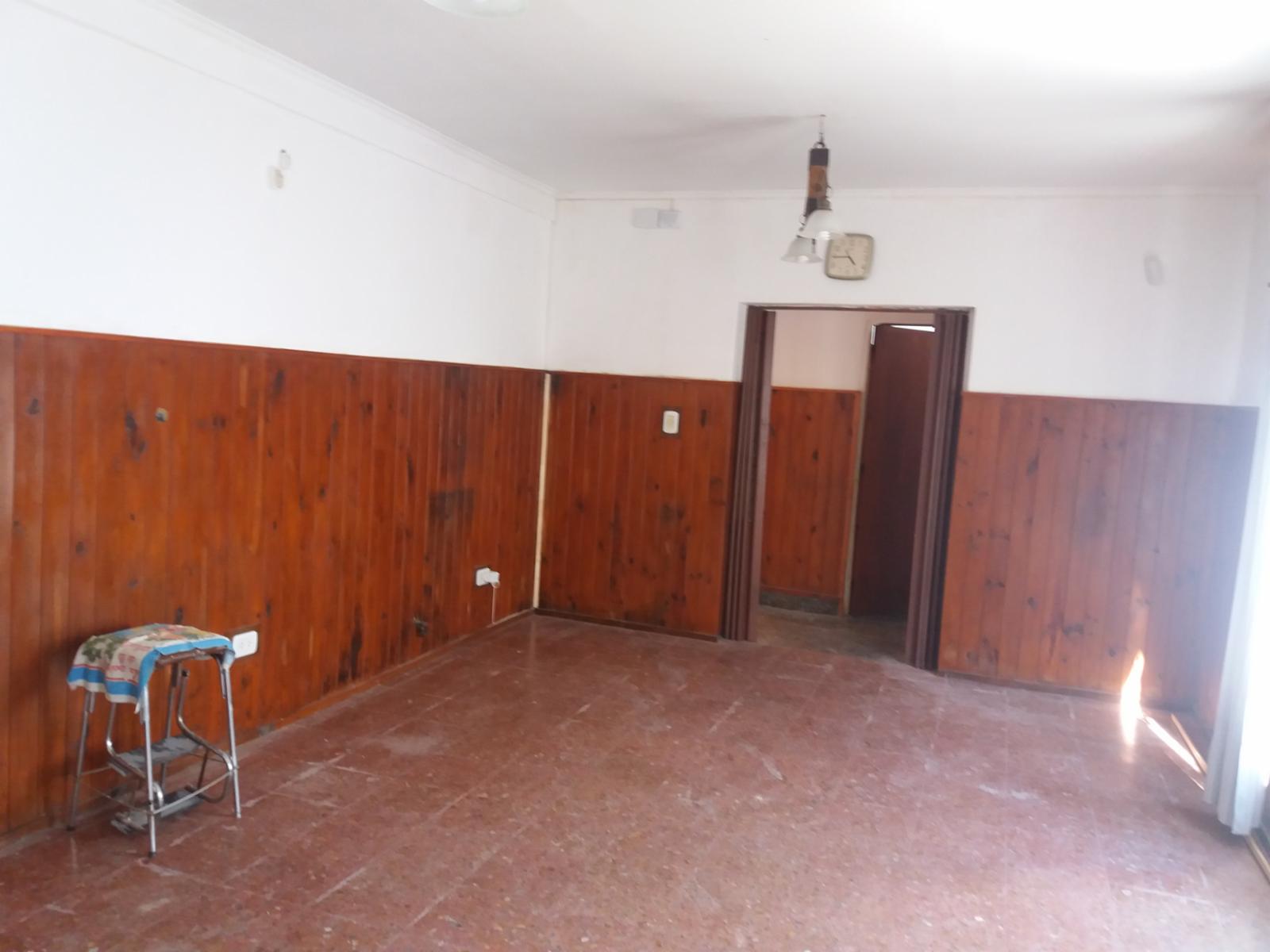 EXCELENTE PH Fdo. 3 AMB. COCINA/COMEDOR DE 5,70 X 3,80 MTS 2 DORMITORIOS DE 3,5 X 3,5 MTS CON AMPLIA VENTANA, BAÑO CON DUCHA Y PATIO DELANTERO/TRASERO. APTO CREDITO — foto 3
