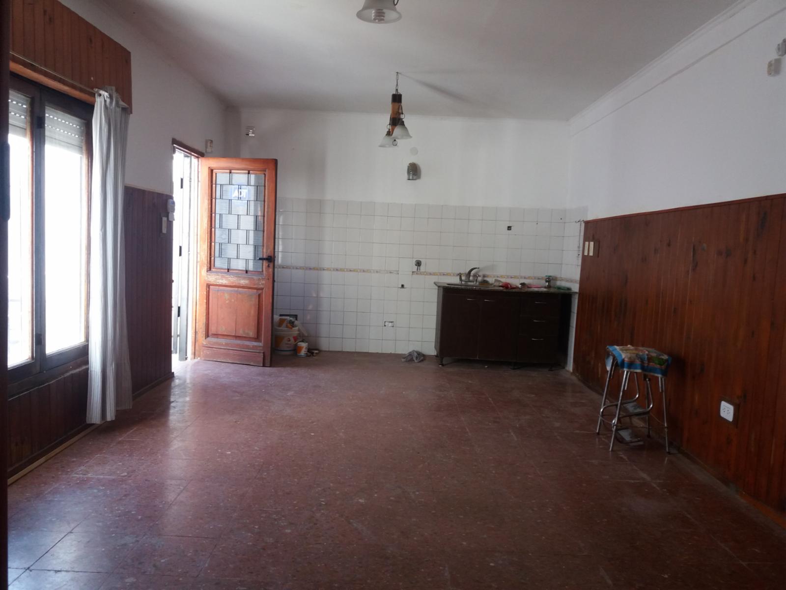 EXCELENTE PH Fdo. 3 AMB. COCINA/COMEDOR DE 5,70 X 3,80 MTS 2 DORMITORIOS DE 3,5 X 3,5 MTS CON AMPLIA VENTANA, BAÑO CON DUCHA Y PATIO DELANTERO/TRASERO. APTO CREDITO — foto 4
