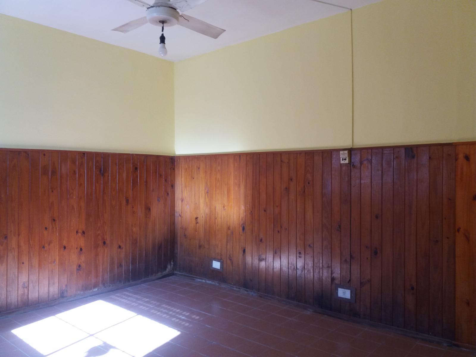 EXCELENTE PH Fdo. 3 AMB. COCINA/COMEDOR DE 5,70 X 3,80 MTS 2 DORMITORIOS DE 3,5 X 3,5 MTS CON AMPLIA VENTANA, BAÑO CON DUCHA Y PATIO DELANTERO/TRASERO. APTO CREDITO — foto 5