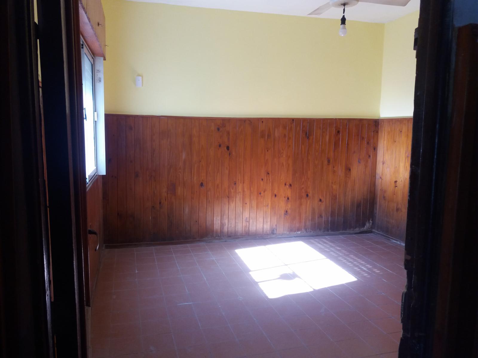 EXCELENTE PH Fdo. 3 AMB. COCINA/COMEDOR DE 5,70 X 3,80 MTS 2 DORMITORIOS DE 3,5 X 3,5 MTS CON AMPLIA VENTANA, BAÑO CON DUCHA Y PATIO DELANTERO/TRASERO. APTO CREDITO — foto 6