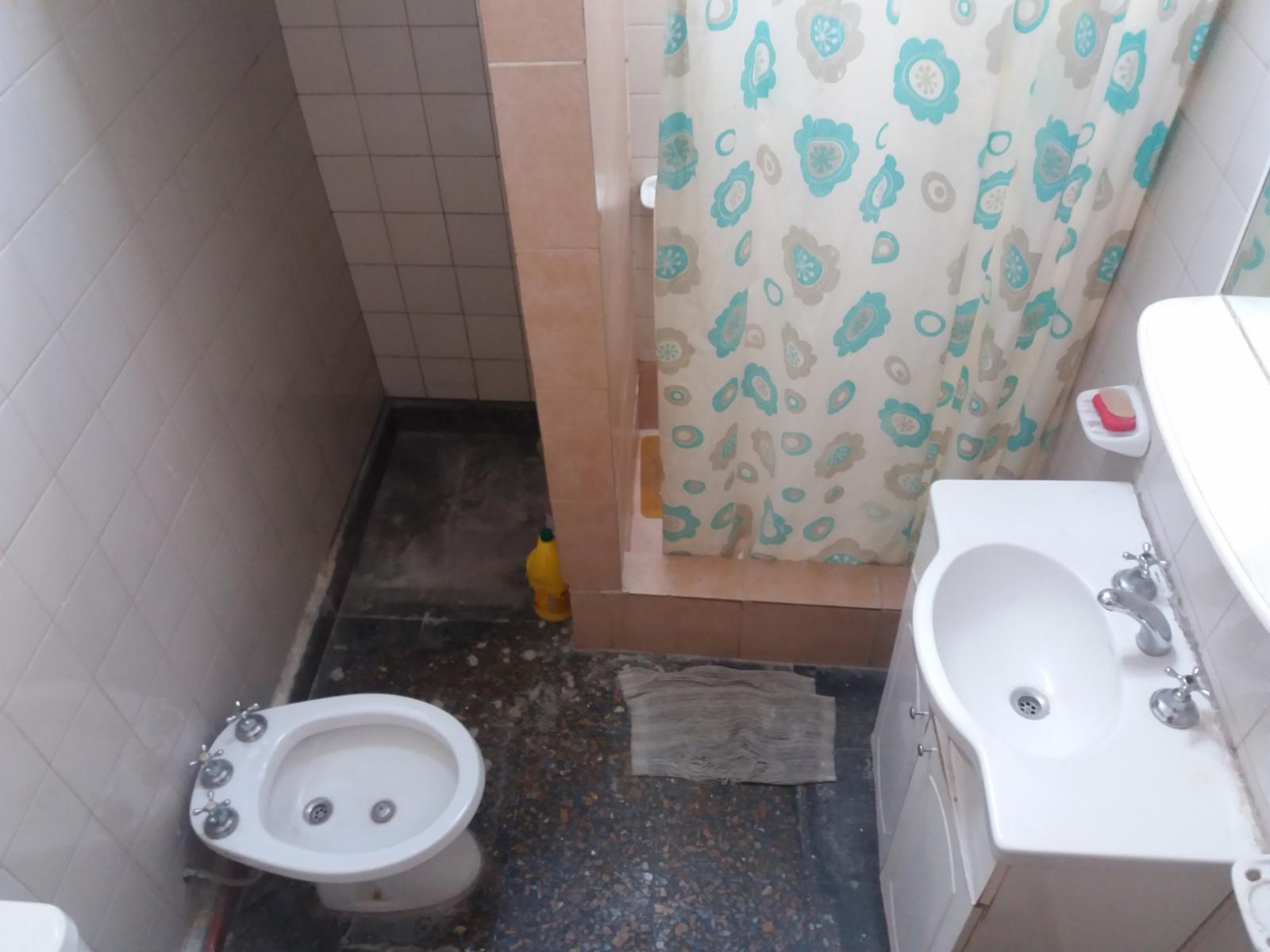 EXCELENTE PH Fdo. 3 AMB. COCINA/COMEDOR DE 5,70 X 3,80 MTS 2 DORMITORIOS DE 3,5 X 3,5 MTS CON AMPLIA VENTANA, BAÑO CON DUCHA Y PATIO DELANTERO/TRASERO. APTO CREDITO — foto 7