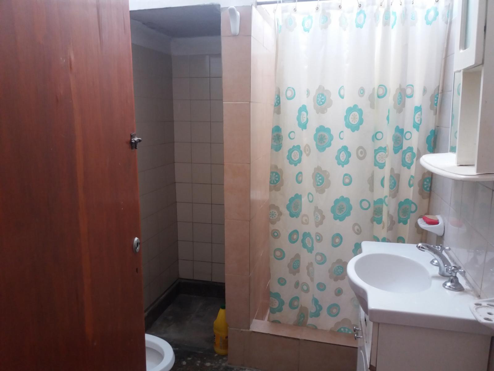 EXCELENTE PH Fdo. 3 AMB. COCINA/COMEDOR DE 5,70 X 3,80 MTS 2 DORMITORIOS DE 3,5 X 3,5 MTS CON AMPLIA VENTANA, BAÑO CON DUCHA Y PATIO DELANTERO/TRASERO. APTO CREDITO — foto 8