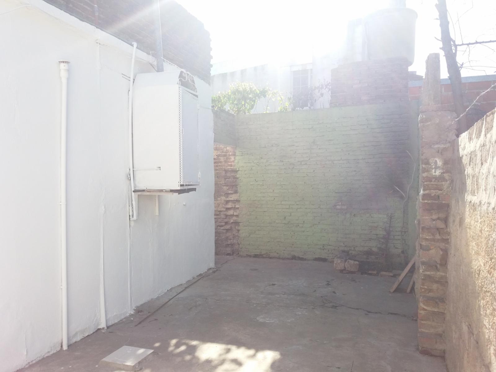 EXCELENTE PH Fdo. 3 AMB. COCINA/COMEDOR DE 5,70 X 3,80 MTS 2 DORMITORIOS DE 3,5 X 3,5 MTS CON AMPLIA VENTANA, BAÑO CON DUCHA Y PATIO DELANTERO/TRASERO. APTO CREDITO — foto 10
