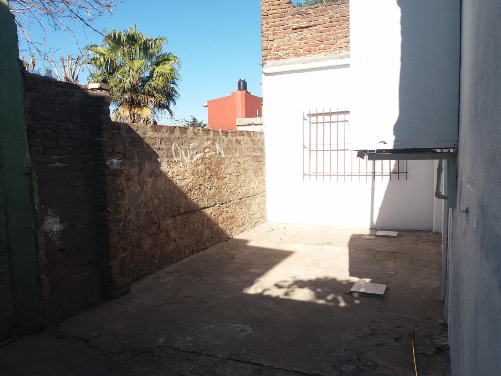 EXCELENTE PH Fdo. 3 AMB. COCINA/COMEDOR DE 5,70 X 3,80 MTS 2 DORMITORIOS DE 3,5 X 3,5 MTS CON AMPLIA VENTANA, BAÑO CON DUCHA Y PATIO DELANTERO/TRASERO. APTO CREDITO — foto 11