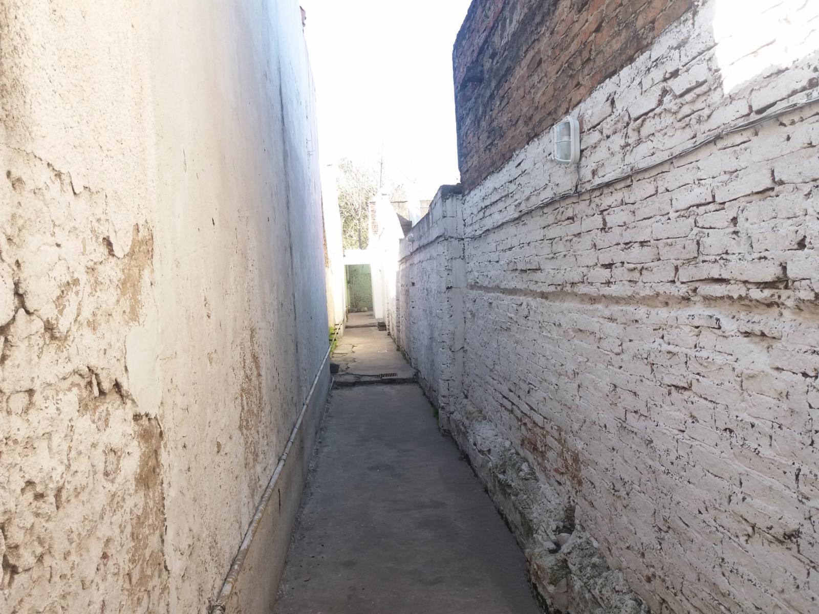 EXCELENTE PH Fdo. 3 AMB. COCINA/COMEDOR DE 5,70 X 3,80 MTS 2 DORMITORIOS DE 3,5 X 3,5 MTS CON AMPLIA VENTANA, BAÑO CON DUCHA Y PATIO DELANTERO/TRASERO. APTO CREDITO — foto 12
