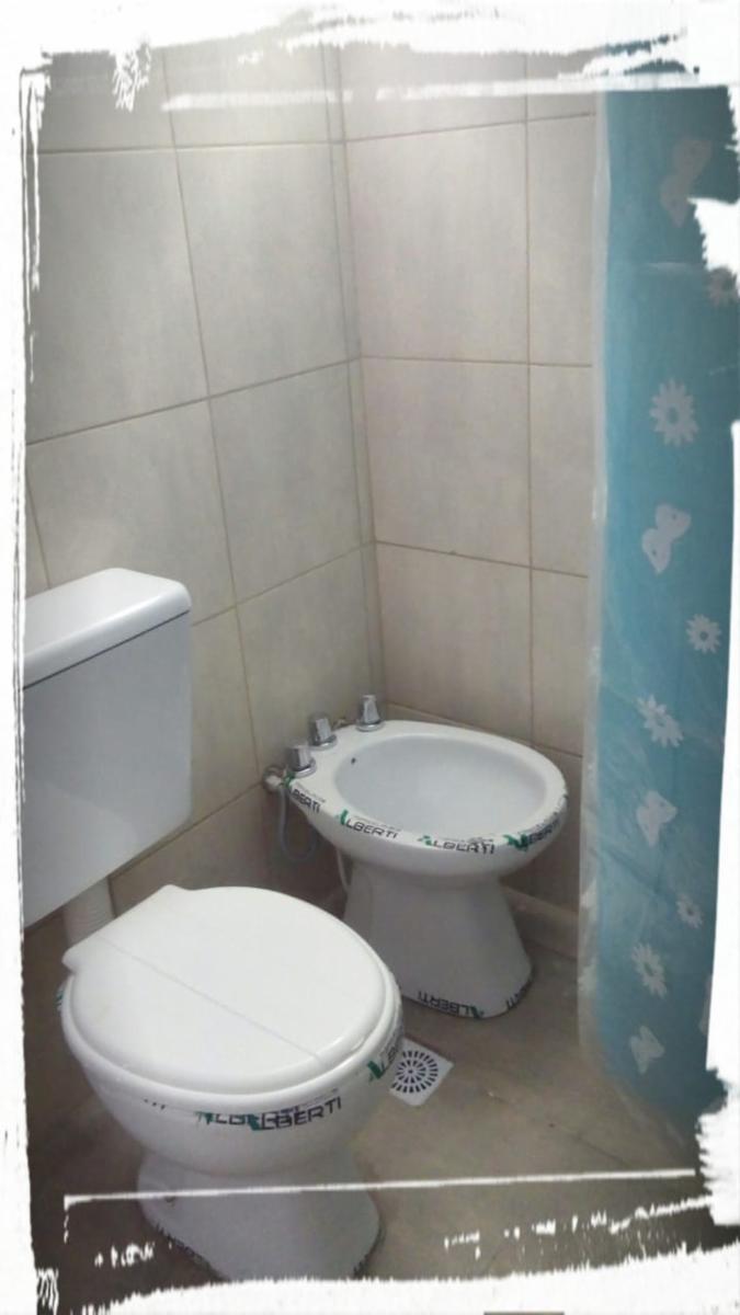 EXCELENTE DUPLEX EN PLANTA BAJA CON COCINA COMEDOR INCLUYENDO ARTEFACTO COCINA, TERMOTANQUE, BAÑO, HABITACIÓN, PATIO TRASERO PRIVADO, PATIO DE FRENTE COMPARTIDO Y HABITACIÓN MATRIMONIAL EN PLANTA ALTA — foto 2