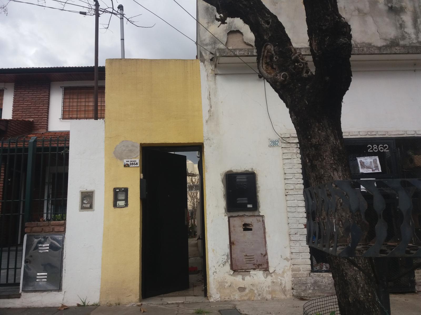 EXCELENTE PROPIEDAD POR PASILLO AL FONDO, 2 HABITACIONES ESPACIOSAS E ILUMINADAS, LIVING COMEDOR, COCINA Y BAÑO COMPLETO CON DUCHA. CUENTA CON PATIO Y LAVADERO SEPARADO, CON ALTILLO