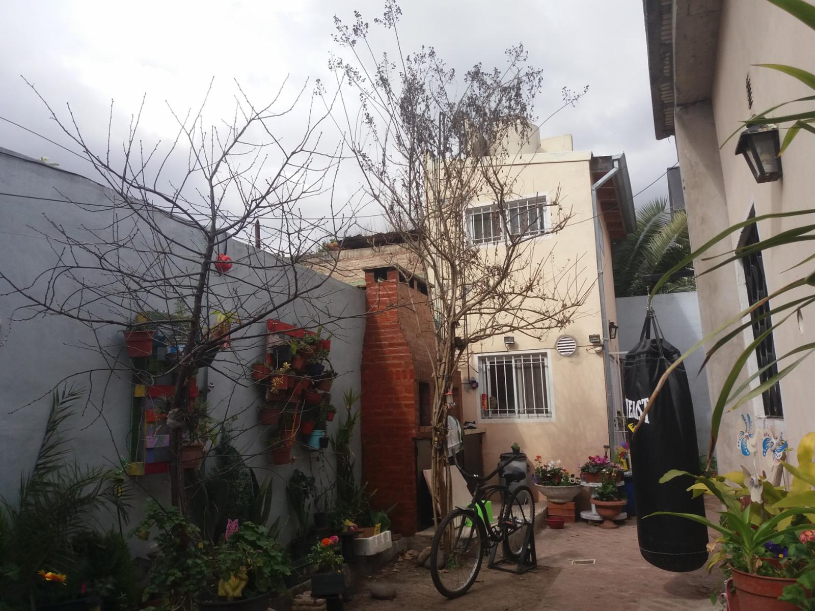 EXCELENTE PROPIEDAD POR PASILLO AL FONDO, 2 HABITACIONES ESPACIOSAS E ILUMINADAS, LIVING COMEDOR, COCINA Y BAÑO COMPLETO CON DUCHA. CUENTA CON PATIO Y LAVADERO SEPARADO, CON ALTILLO — foto 3