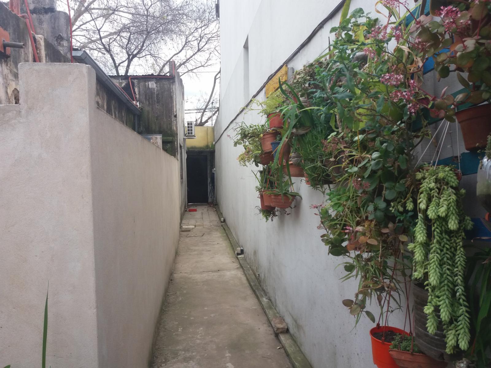 EXCELENTE PROPIEDAD POR PASILLO AL FONDO, 2 HABITACIONES ESPACIOSAS E ILUMINADAS, LIVING COMEDOR, COCINA Y BAÑO COMPLETO CON DUCHA. CUENTA CON PATIO Y LAVADERO SEPARADO, CON ALTILLO — foto 7