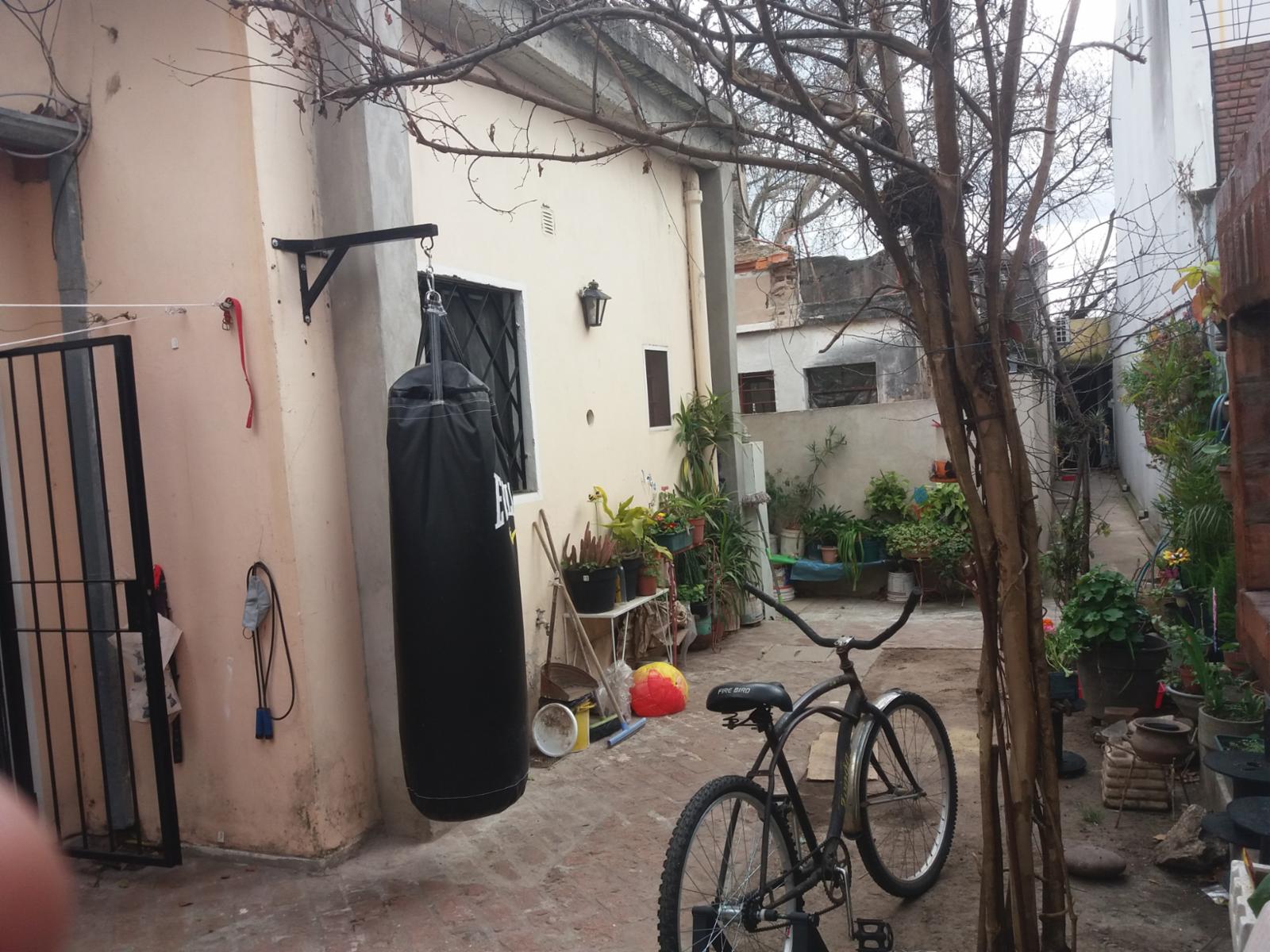 EXCELENTE PROPIEDAD POR PASILLO AL FONDO, 2 HABITACIONES ESPACIOSAS E ILUMINADAS, LIVING COMEDOR, COCINA Y BAÑO COMPLETO CON DUCHA. CUENTA CON PATIO Y LAVADERO SEPARADO, CON ALTILLO — foto 8