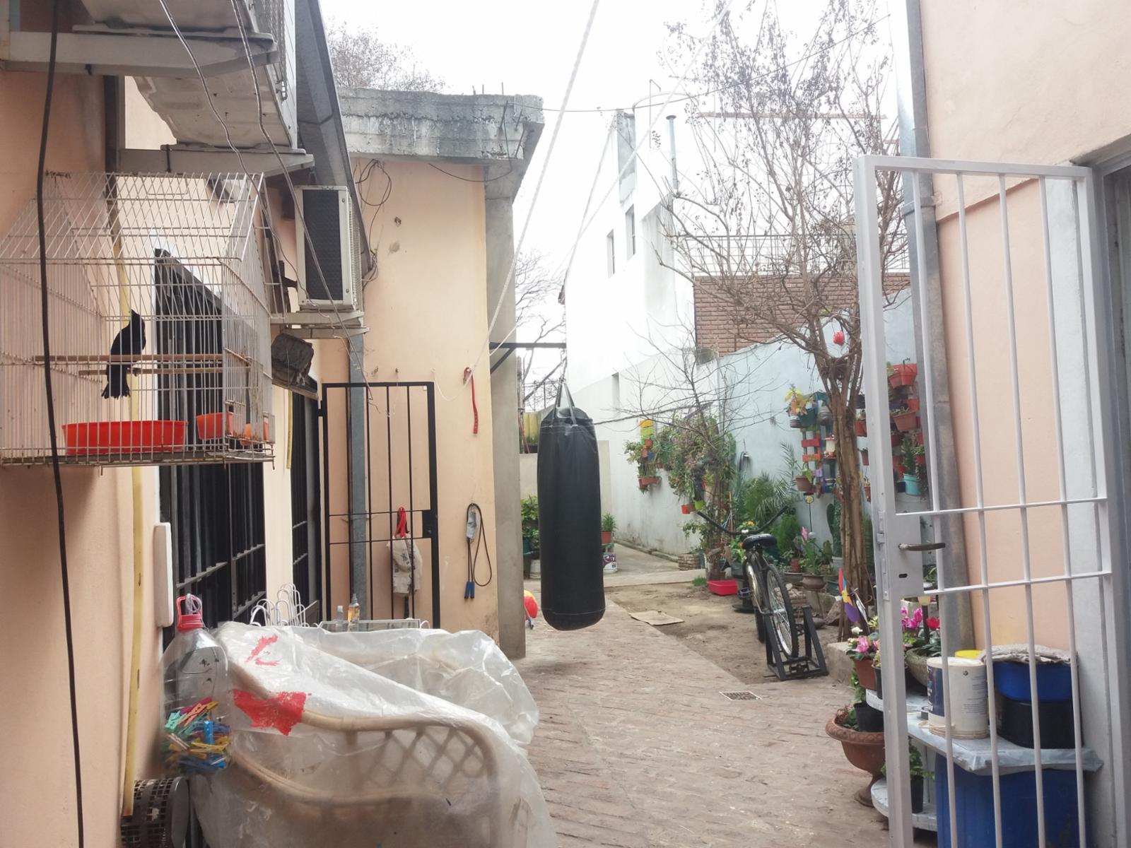 EXCELENTE PROPIEDAD POR PASILLO AL FONDO, 2 HABITACIONES ESPACIOSAS E ILUMINADAS, LIVING COMEDOR, COCINA Y BAÑO COMPLETO CON DUCHA. CUENTA CON PATIO Y LAVADERO SEPARADO, CON ALTILLO — foto 10