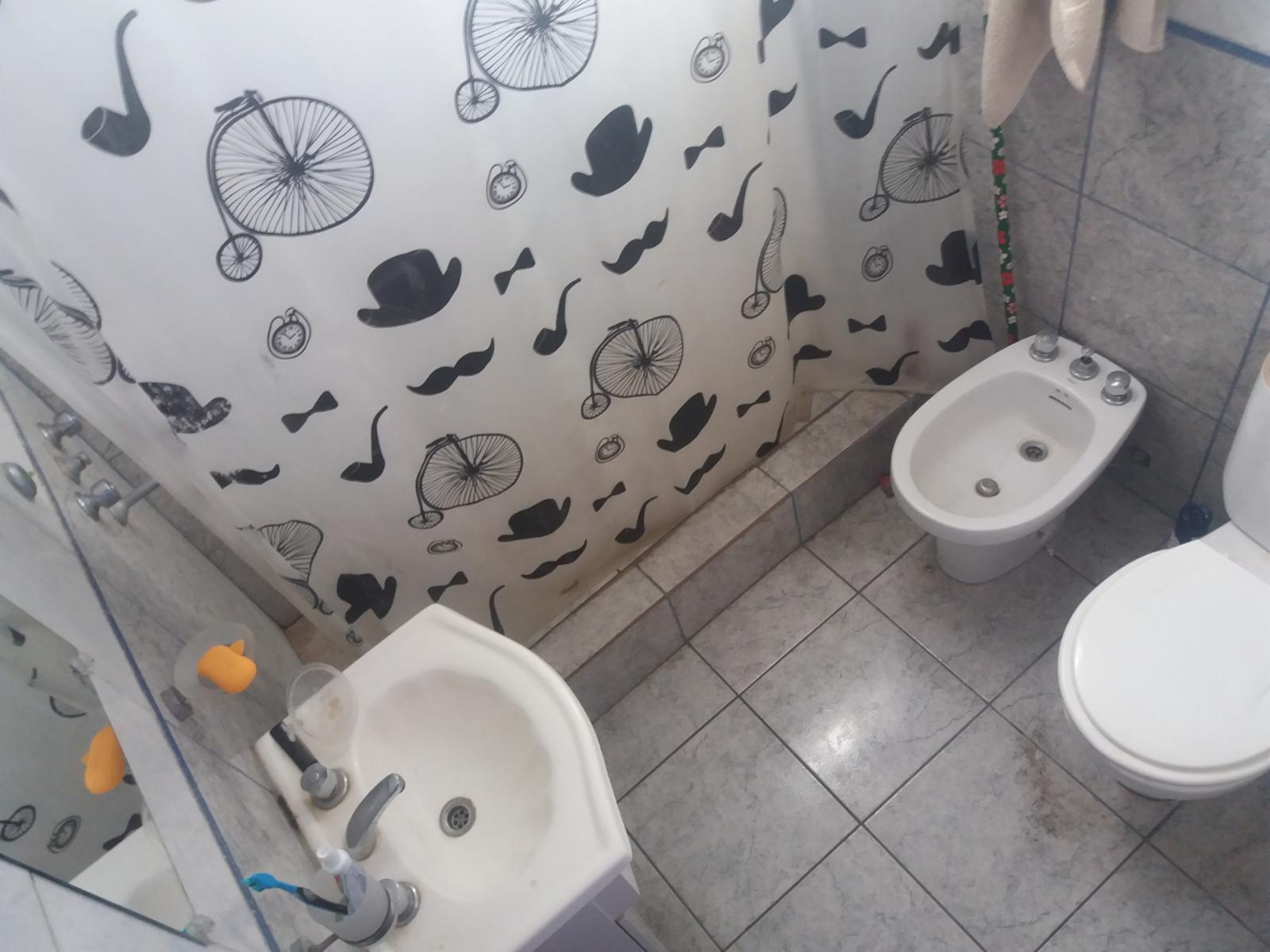 DEPTO 2 AMBIENTES 1ER PISO FRENTE, 1 DORMITORIO COCINA COMEDOR BAÑO, MUY BUEN ESTADO GENERAL. - 1