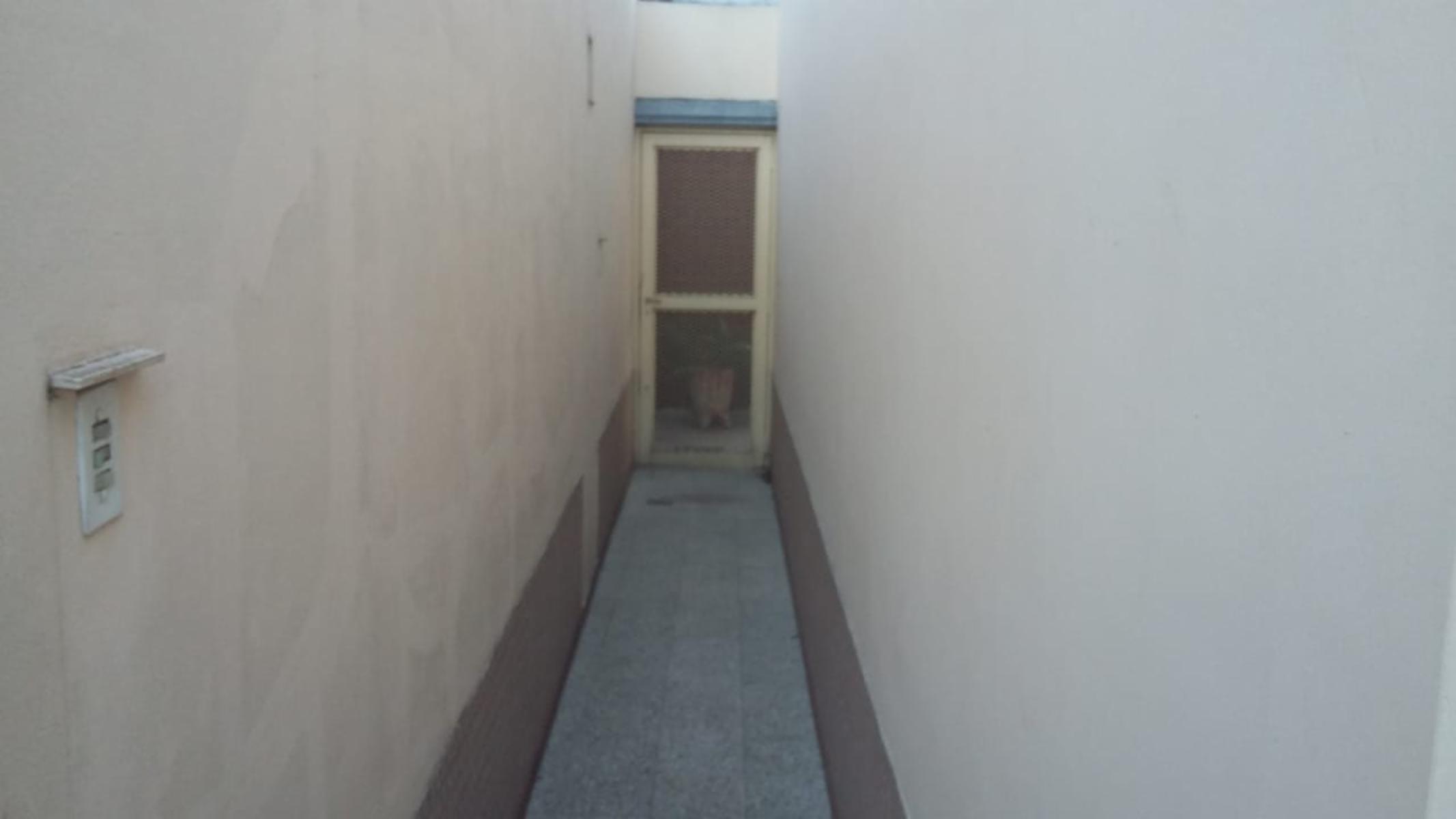 EXCELENTE CASA 3 AMBIENTES, 2 DORMITORIOS, COCINA-COMEDOR, LIVING, BAÑO, GARAGE FONDO LIBRE CON QUINCHO Y PARRILLA, TERRAZA. IMPECABLE ESTADO. OPORTUNIDAD — foto 2