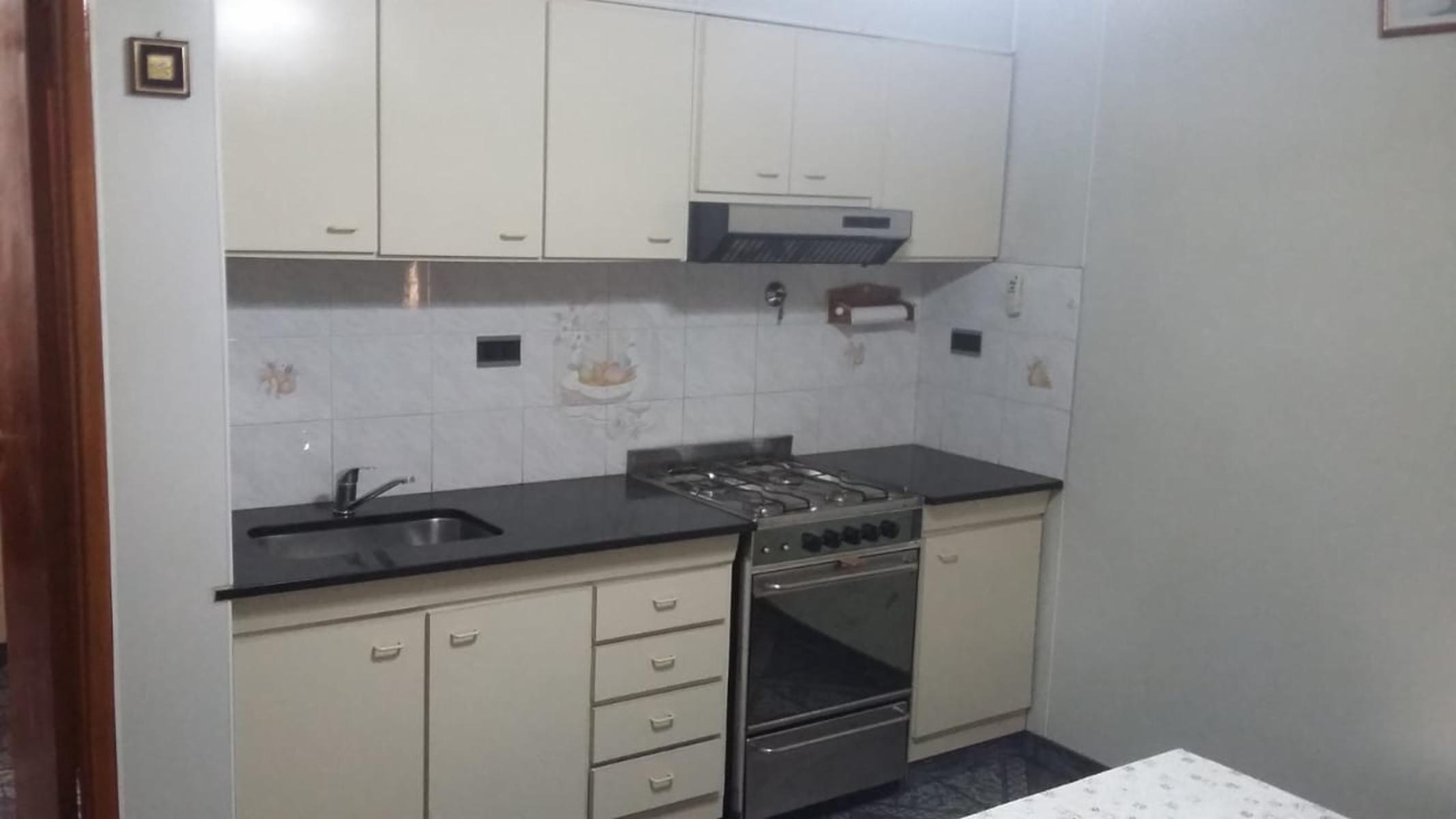 EXCELENTE CASA 3 AMBIENTES, 2 DORMITORIOS, COCINA-COMEDOR, LIVING, BAÑO, GARAGE FONDO LIBRE CON QUINCHO Y PARRILLA, TERRAZA. IMPECABLE ESTADO. OPORTUNIDAD — foto 6