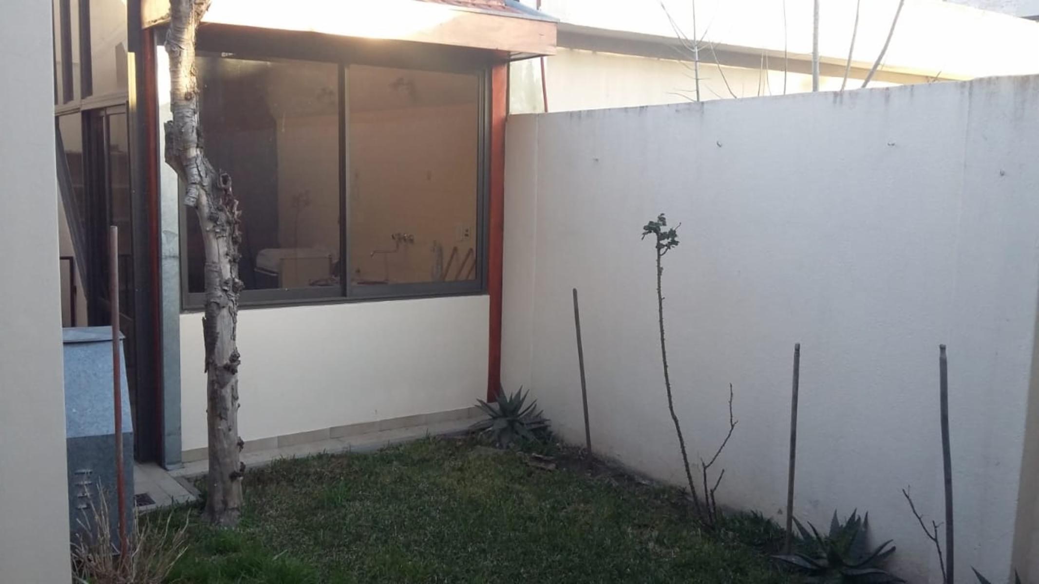 EXCELENTE CASA 3 AMBIENTES, 2 DORMITORIOS, COCINA-COMEDOR, LIVING, BAÑO, GARAGE FONDO LIBRE CON QUINCHO Y PARRILLA, TERRAZA. IMPECABLE ESTADO. OPORTUNIDAD — foto 8