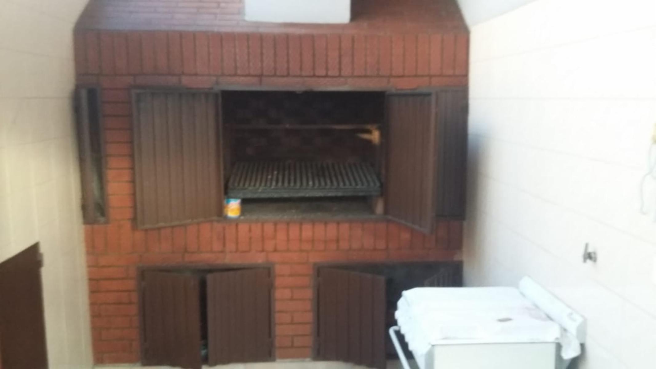 EXCELENTE CASA 3 AMBIENTES, 2 DORMITORIOS, COCINA-COMEDOR, LIVING, BAÑO, GARAGE FONDO LIBRE CON QUINCHO Y PARRILLA, TERRAZA. IMPECABLE ESTADO. OPORTUNIDAD — foto 10