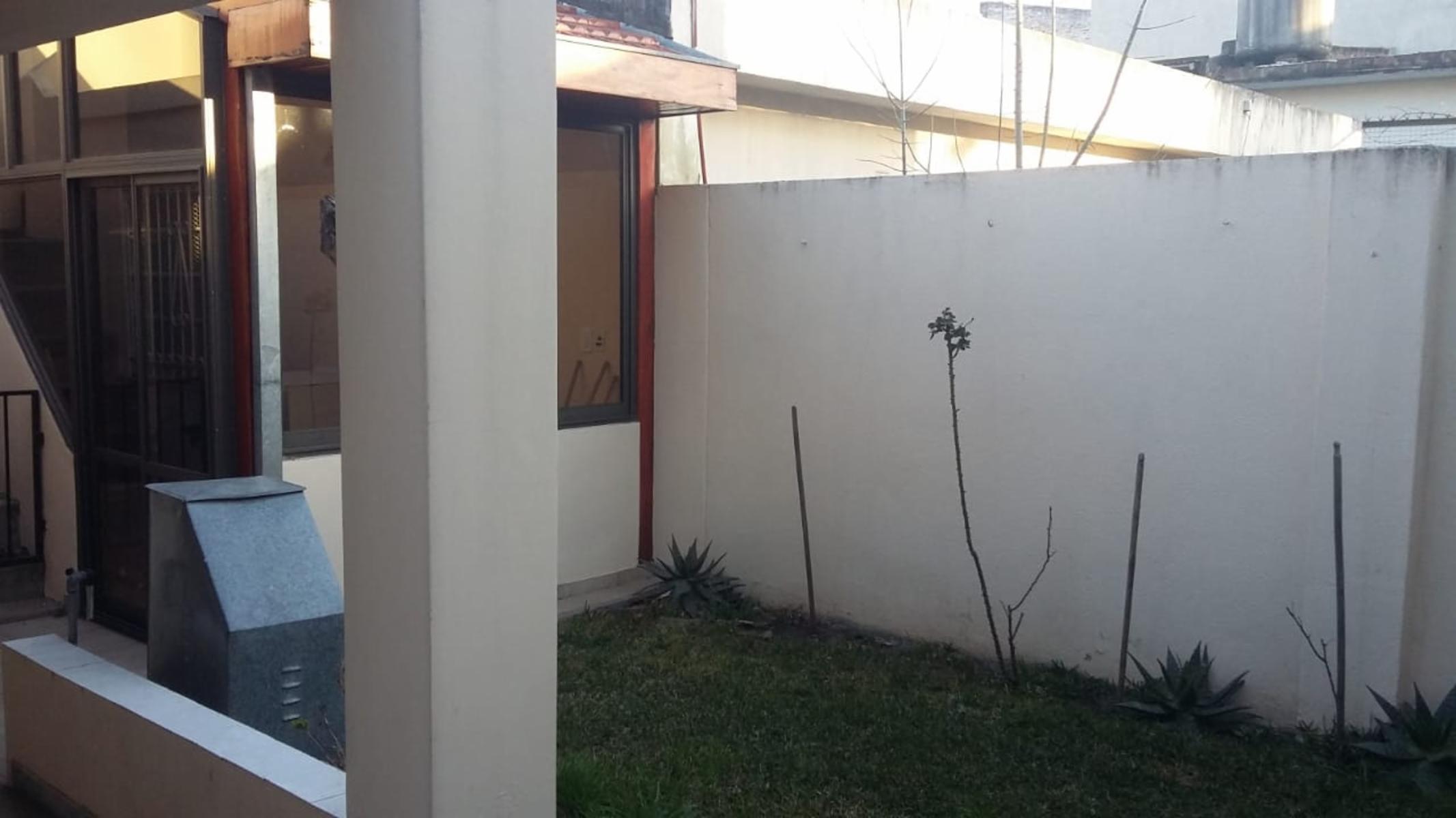 EXCELENTE CASA 3 AMBIENTES, 2 DORMITORIOS, COCINA-COMEDOR, LIVING, BAÑO, GARAGE FONDO LIBRE CON QUINCHO Y PARRILLA, TERRAZA. IMPECABLE ESTADO. OPORTUNIDAD — foto 11