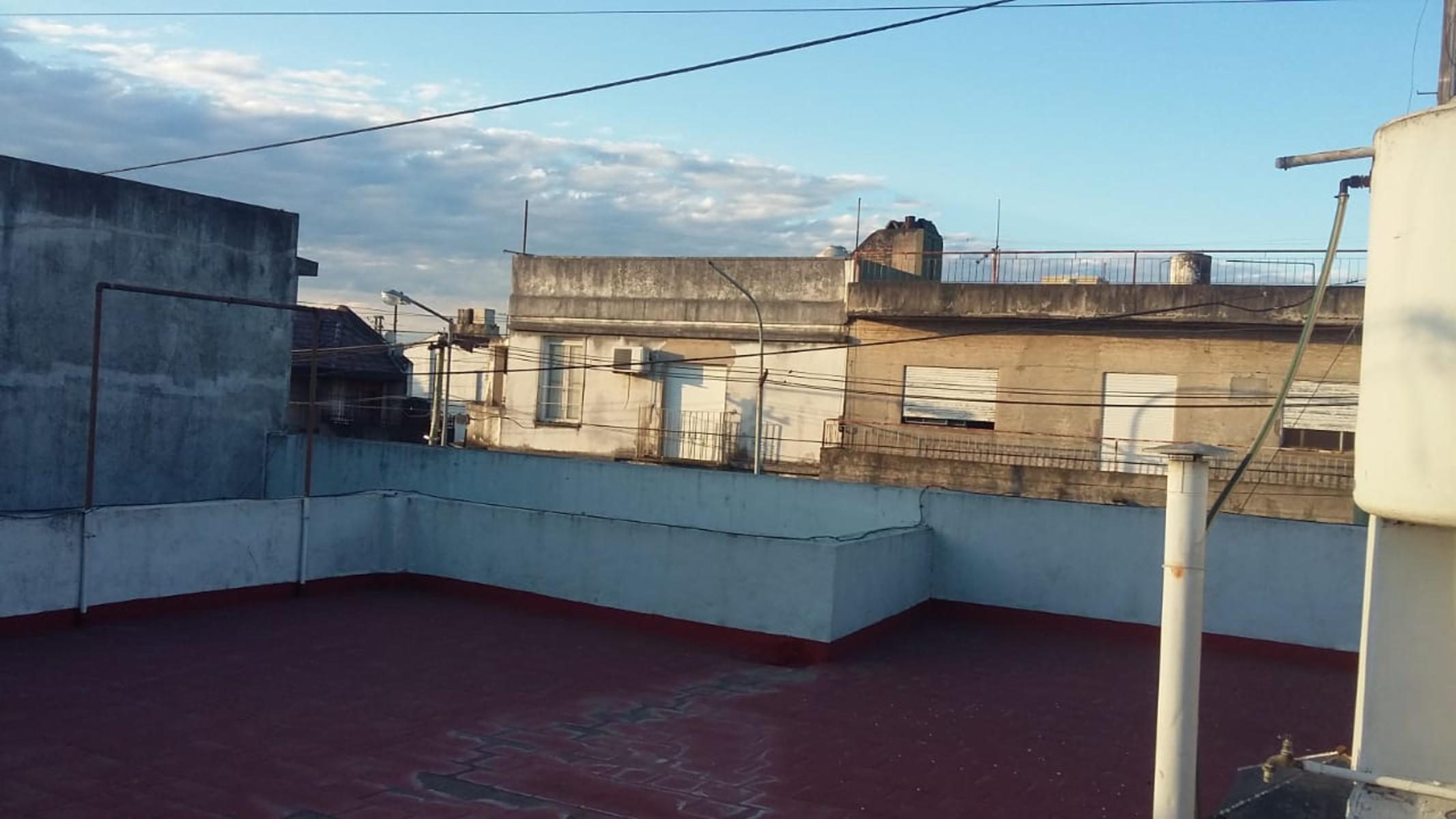EXCELENTE CASA 3 AMBIENTES, 2 DORMITORIOS, COCINA-COMEDOR, LIVING, BAÑO, GARAGE FONDO LIBRE CON QUINCHO Y PARRILLA, TERRAZA. IMPECABLE ESTADO. OPORTUNIDAD — foto 12