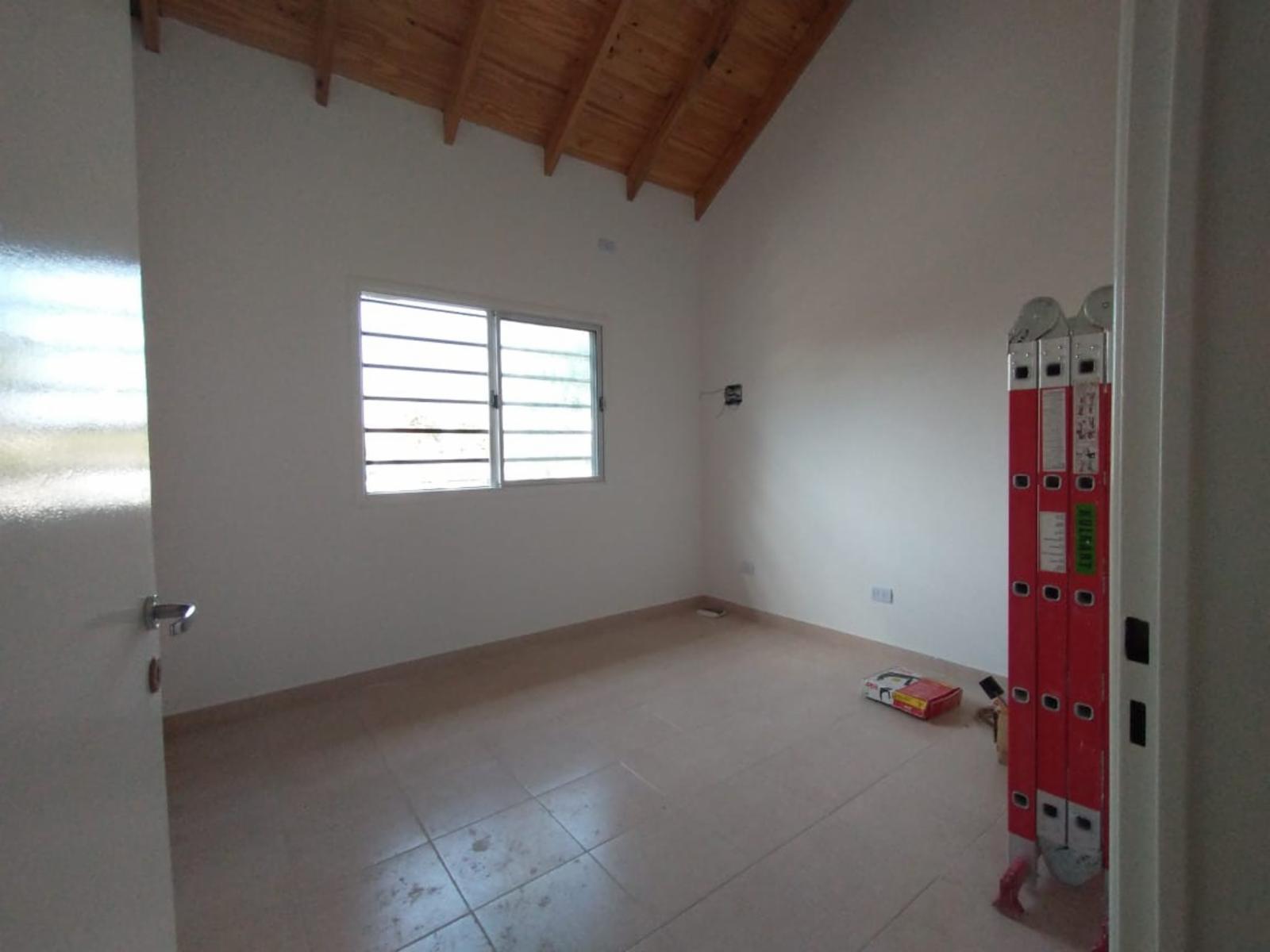 EXCELENTE PH PLANTA ALTA A ESTRENAR CON ENTREPISO, HABITACIÓN, COCINA COMEDOR Y BAÑO COMPLETO CON DUCHA. - 3