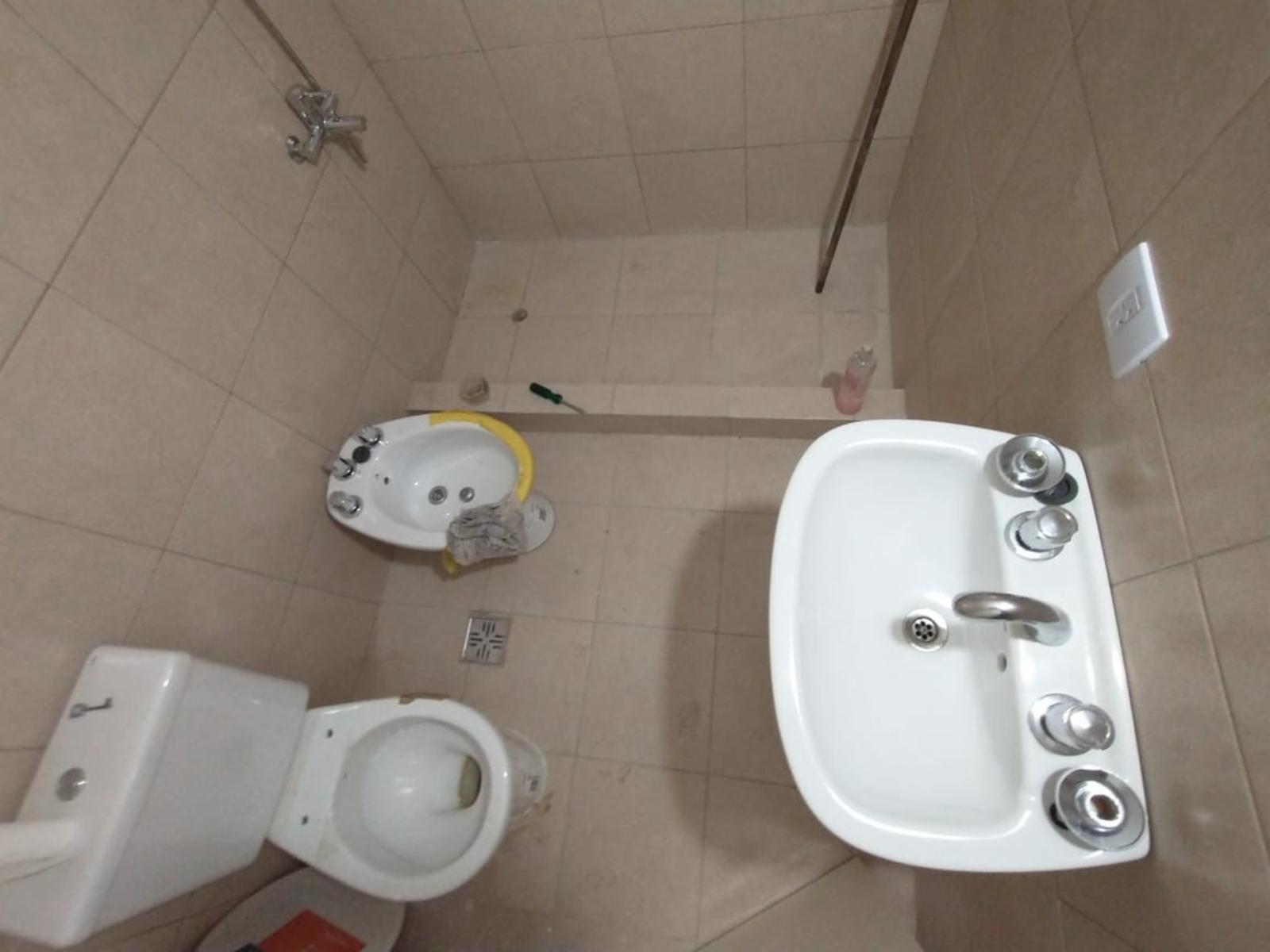 EXCELENTE PH PLANTA ALTA A ESTRENAR CON ENTREPISO, HABITACIÓN, COCINA COMEDOR Y BAÑO COMPLETO CON DUCHA. - 9