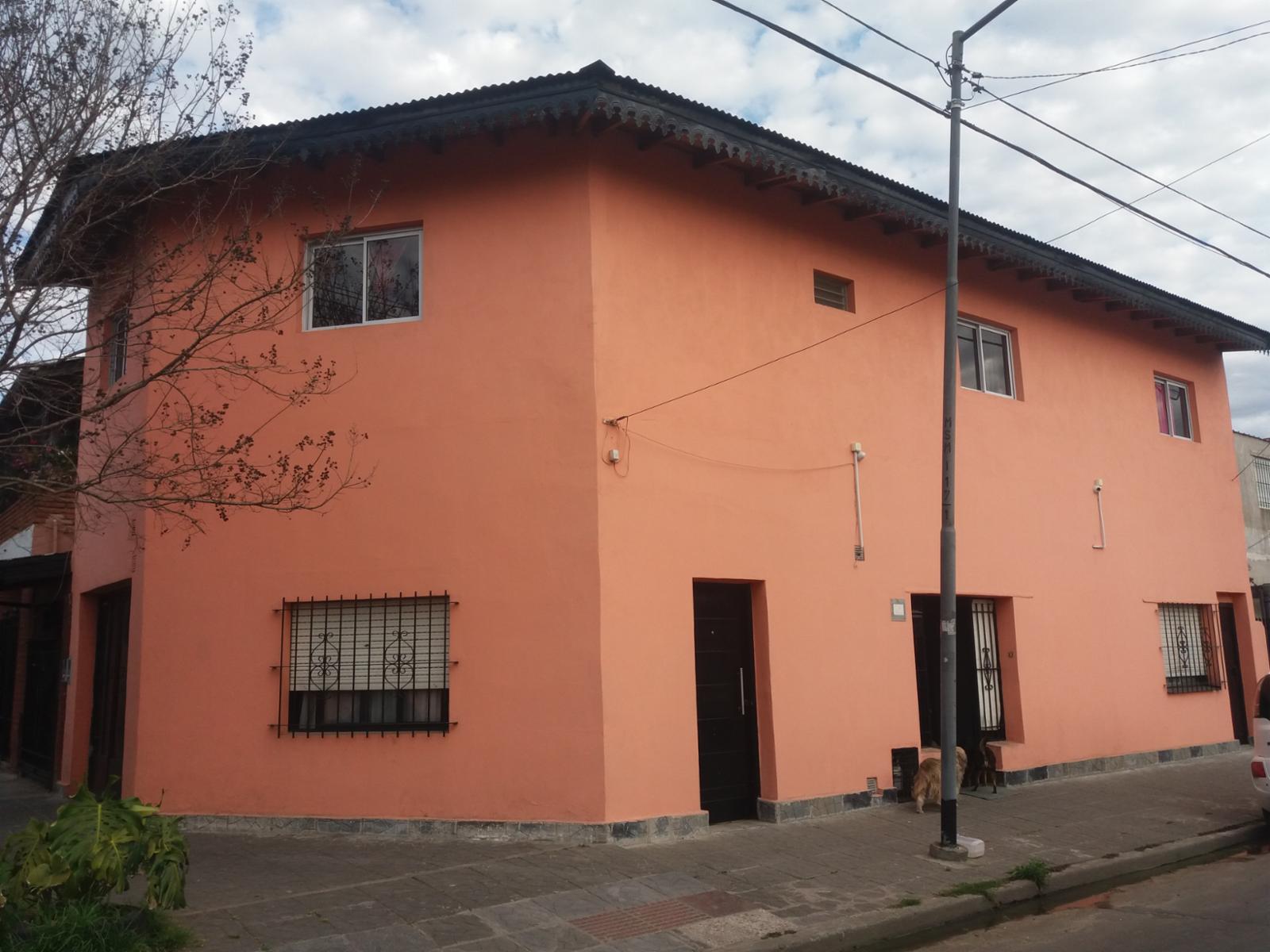 EXCELENTE VIVIENDA MULTIFAMILIAR, PLANTA ALTA, PLANTA BAJA Y 2 AMBIENTES, MUY BUEN ESTADO GENERAL. — foto 2