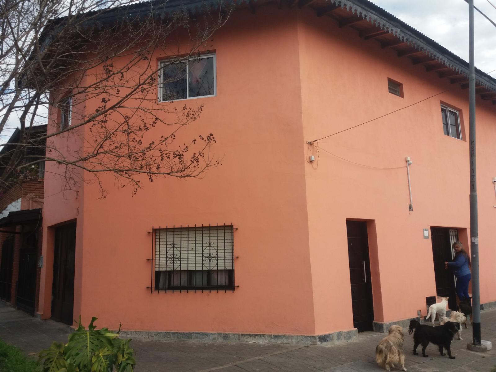 EXCELENTE VIVIENDA MULTIFAMILIAR, PLANTA ALTA, PLANTA BAJA Y 2 AMBIENTES, MUY BUEN ESTADO GENERAL. — foto 3