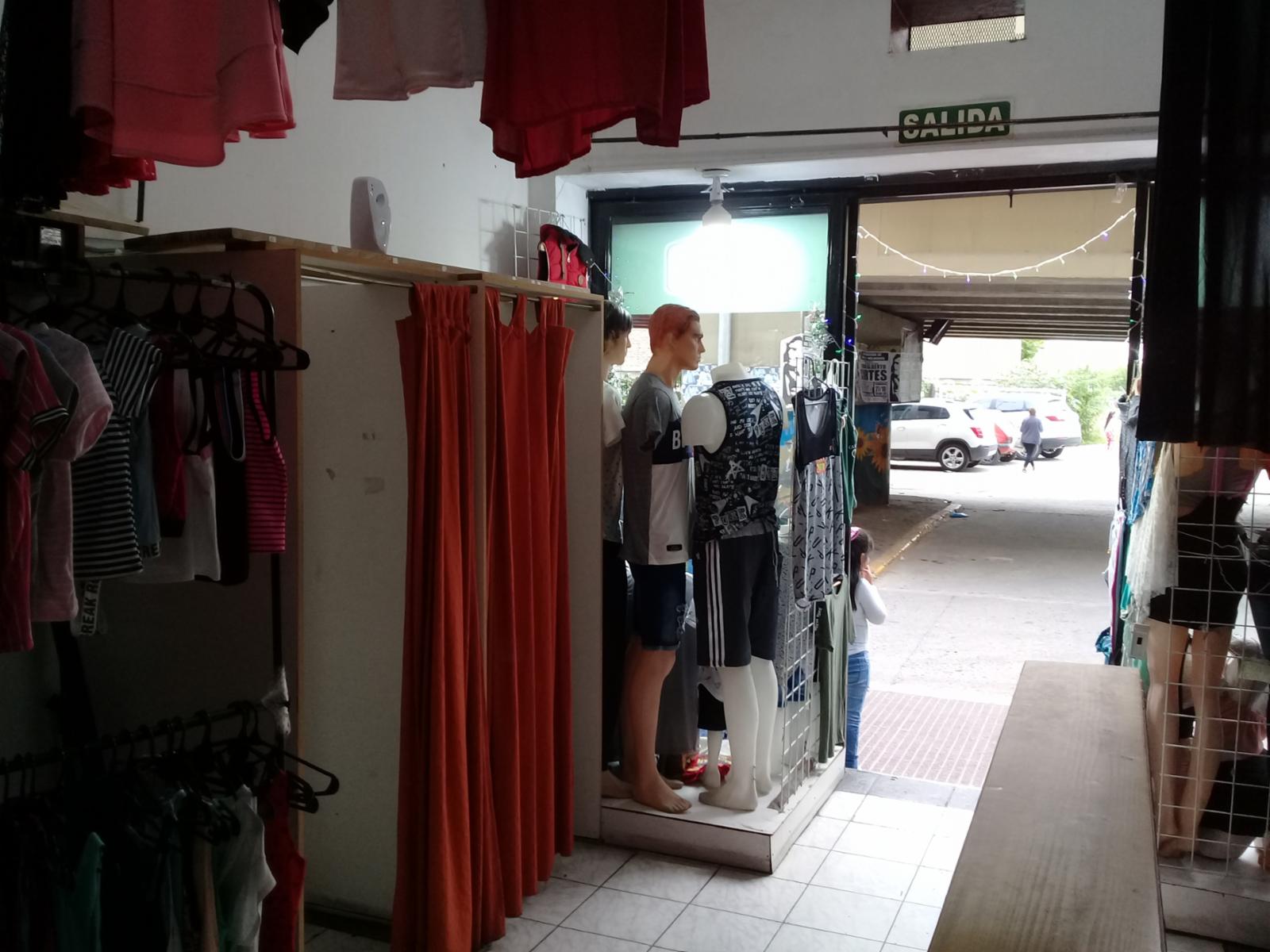 EXCELENTE LOCAL EN ZONA COMERCIAL. — foto 2