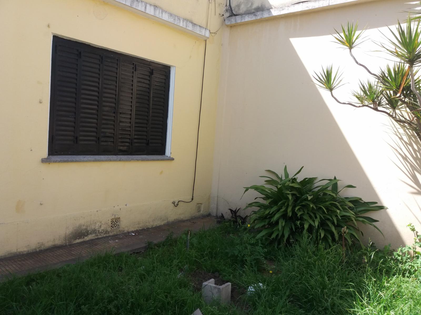 EXCELENTE CASA EN LOTE PROPIO, BUENA UBICACIÓN A METROS DE CENTRO COMERCIAL JOSÉ LEÓN SUÁREZ, CON GALPÓN Y QUINCHO CON PARRILLA, LOTE DE 8,66 mts x 45 mts — foto 2