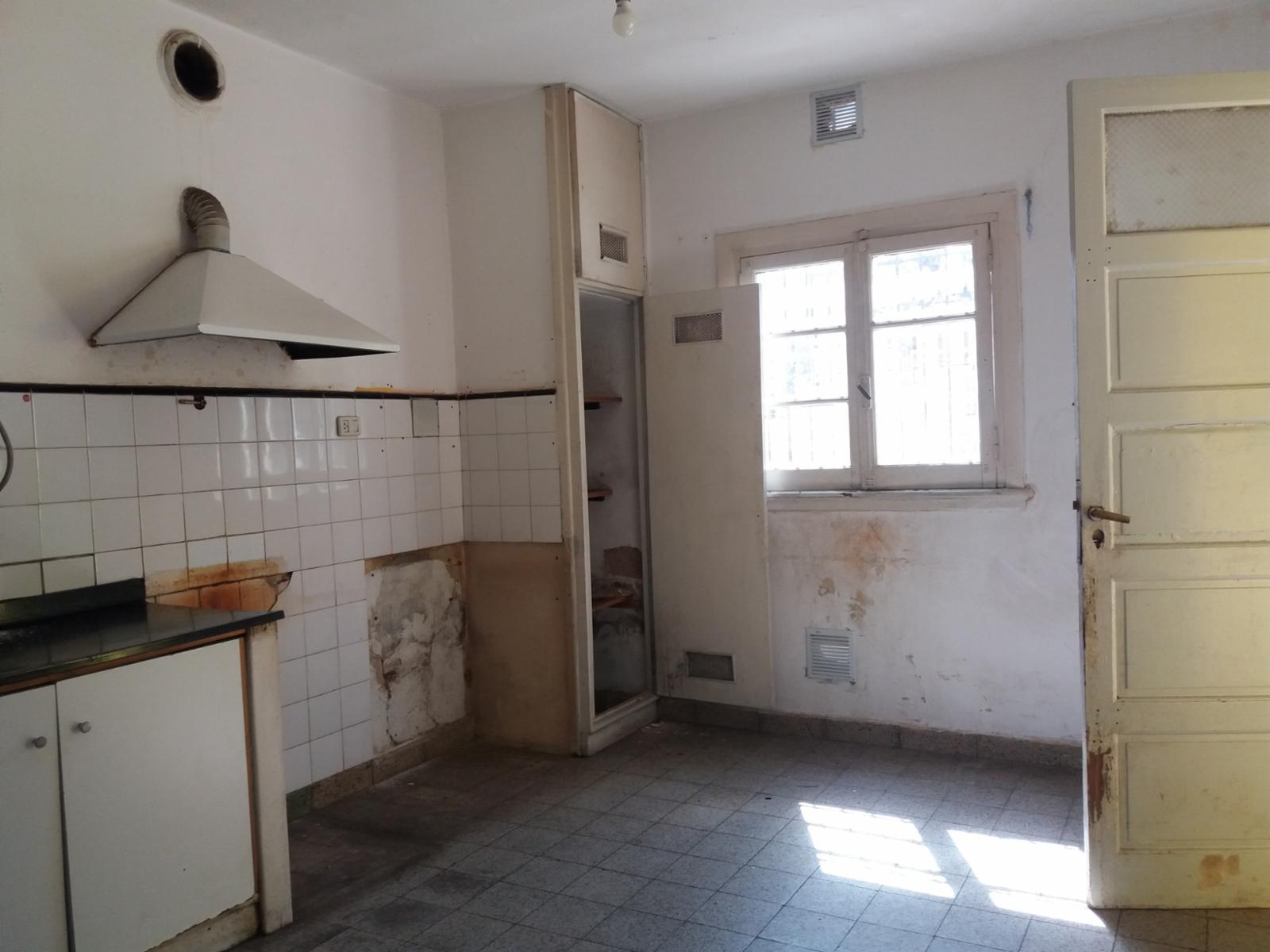 EXCELENTE CASA EN LOTE PROPIO, BUENA UBICACIÓN A METROS DE CENTRO COMERCIAL JOSÉ LEÓN SUÁREZ, CON GALPÓN Y QUINCHO CON PARRILLA, LOTE DE 8,66 mts x 45 mts — foto 4