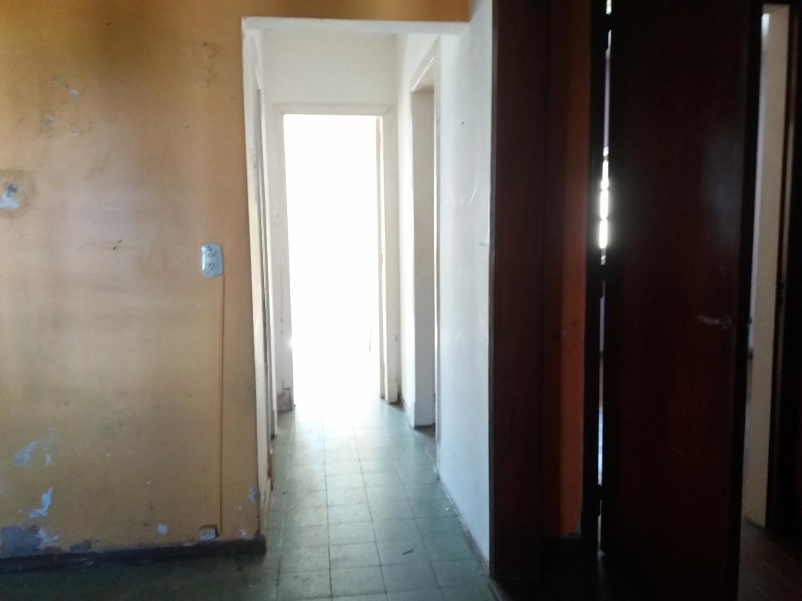 EXCELENTE CASA EN LOTE PROPIO, BUENA UBICACIÓN A METROS DE CENTRO COMERCIAL JOSÉ LEÓN SUÁREZ, CON GALPÓN Y QUINCHO CON PARRILLA, LOTE DE 8,66 mts x 45 mts — foto 5