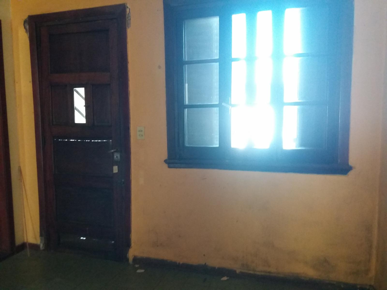 EXCELENTE CASA EN LOTE PROPIO, BUENA UBICACIÓN A METROS DE CENTRO COMERCIAL JOSÉ LEÓN SUÁREZ, CON GALPÓN Y QUINCHO CON PARRILLA, LOTE DE 8,66 mts x 45 mts — foto 6