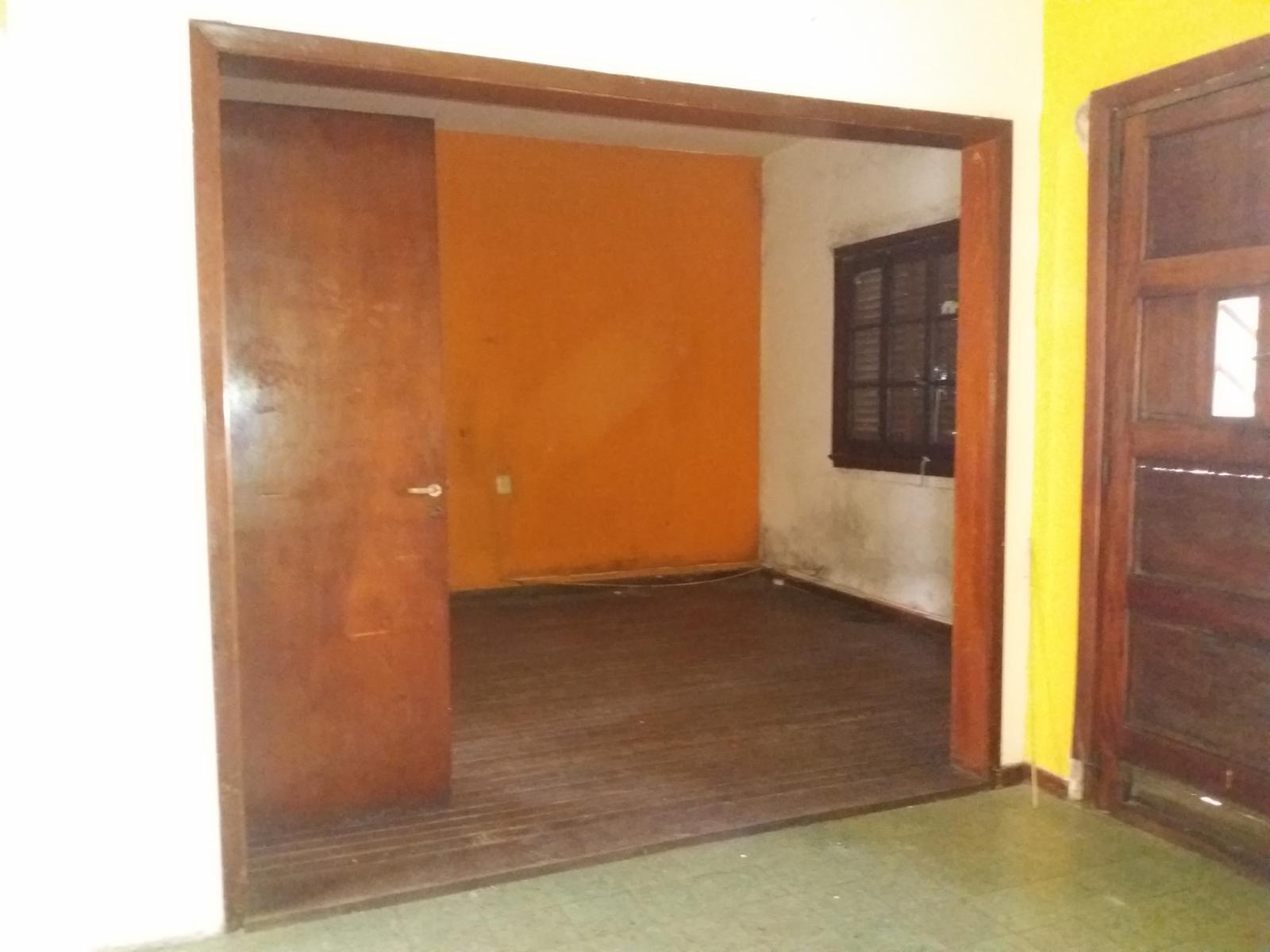 EXCELENTE CASA EN LOTE PROPIO, BUENA UBICACIÓN A METROS DE CENTRO COMERCIAL JOSÉ LEÓN SUÁREZ, CON GALPÓN Y QUINCHO CON PARRILLA, LOTE DE 8,66 mts x 45 mts — foto 7