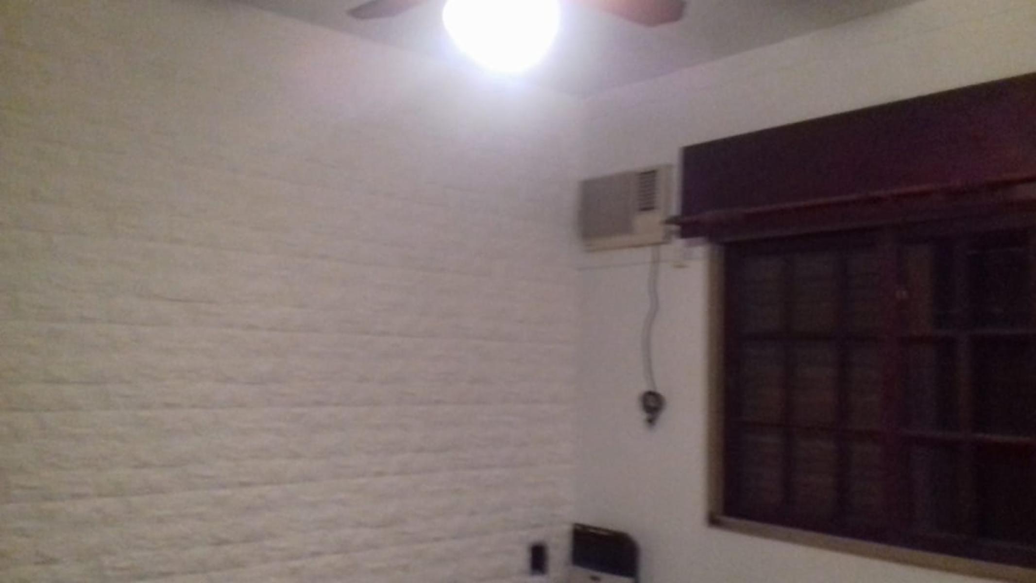 EXCELENTE CASA 2 PLANTAS EN LOTE PROPIO CON COCHERA SEMICUBIERTA, 4 HABITACIONES, PATIO Y FONDO LIBRE, LAVADERO Y JARDÍN DE INVIERNO. EXCELENTE ESTADO GENERAL. — foto 2