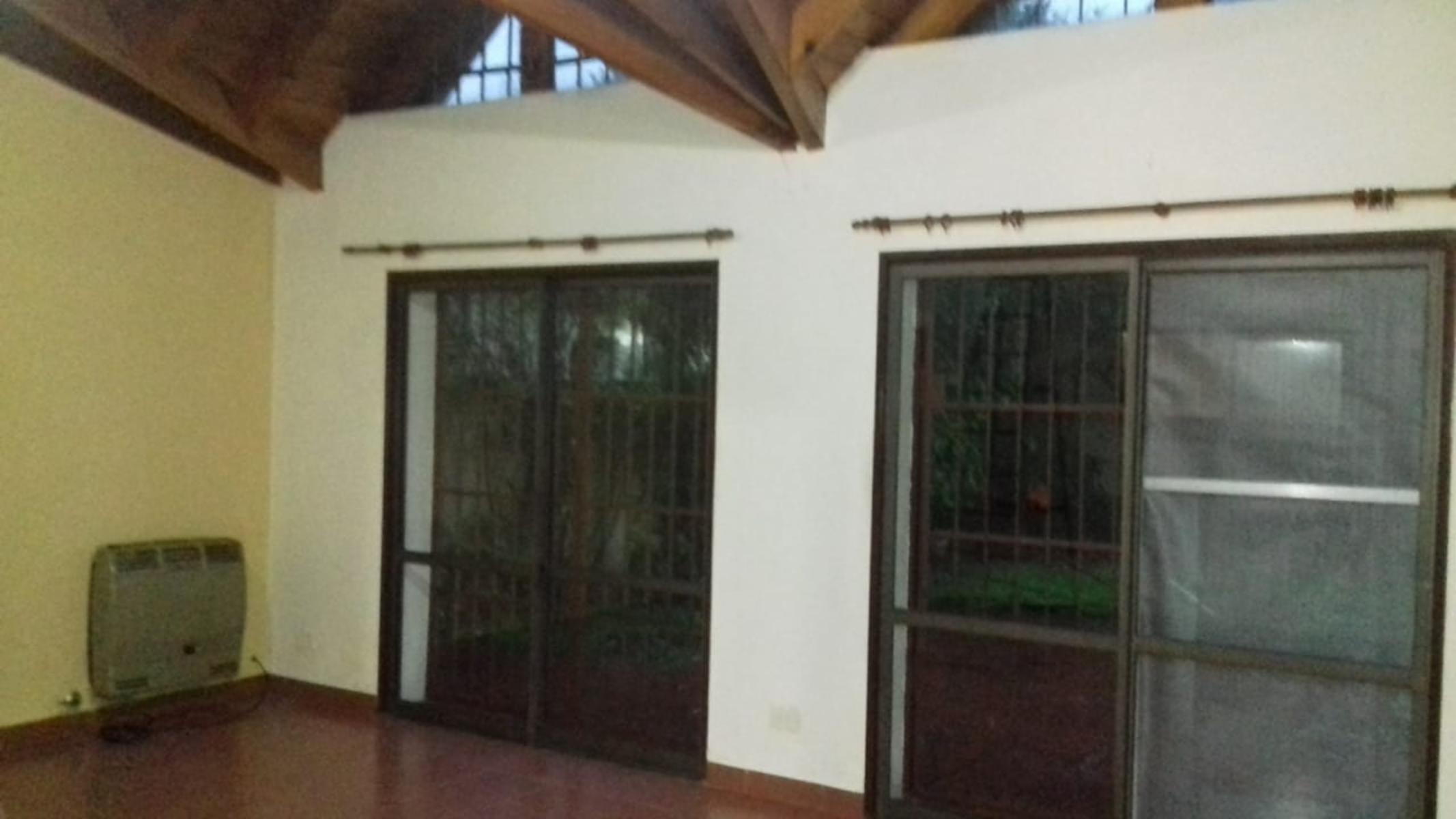 EXCELENTE CASA 2 PLANTAS EN LOTE PROPIO CON COCHERA SEMICUBIERTA, 4 HABITACIONES, PATIO Y FONDO LIBRE, LAVADERO Y JARDÍN DE INVIERNO. EXCELENTE ESTADO GENERAL. — foto 3